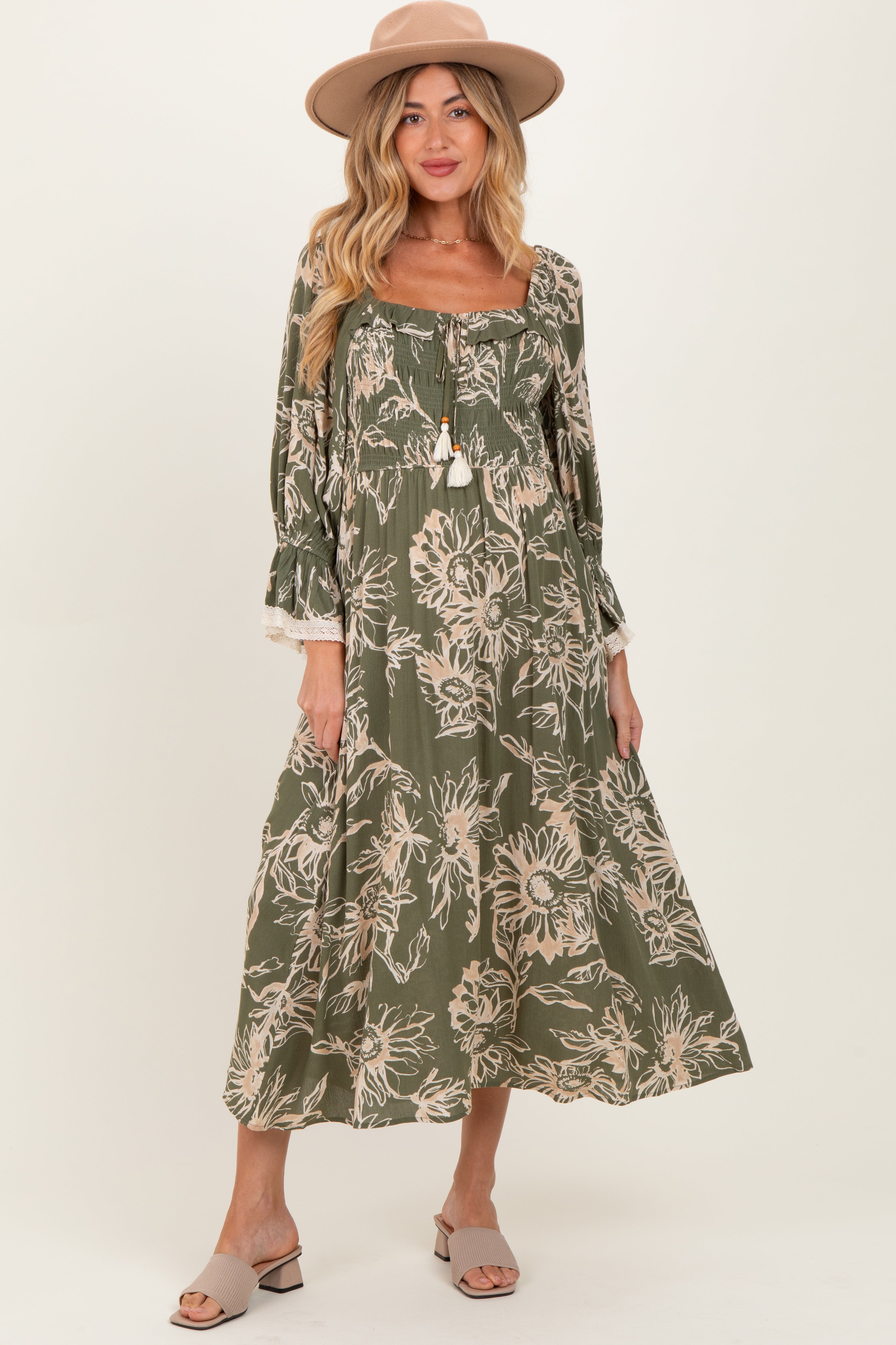 Olivfarbenes florales Umstands-Midikleid mit Smok-Detail und 3/4-Ärmeln