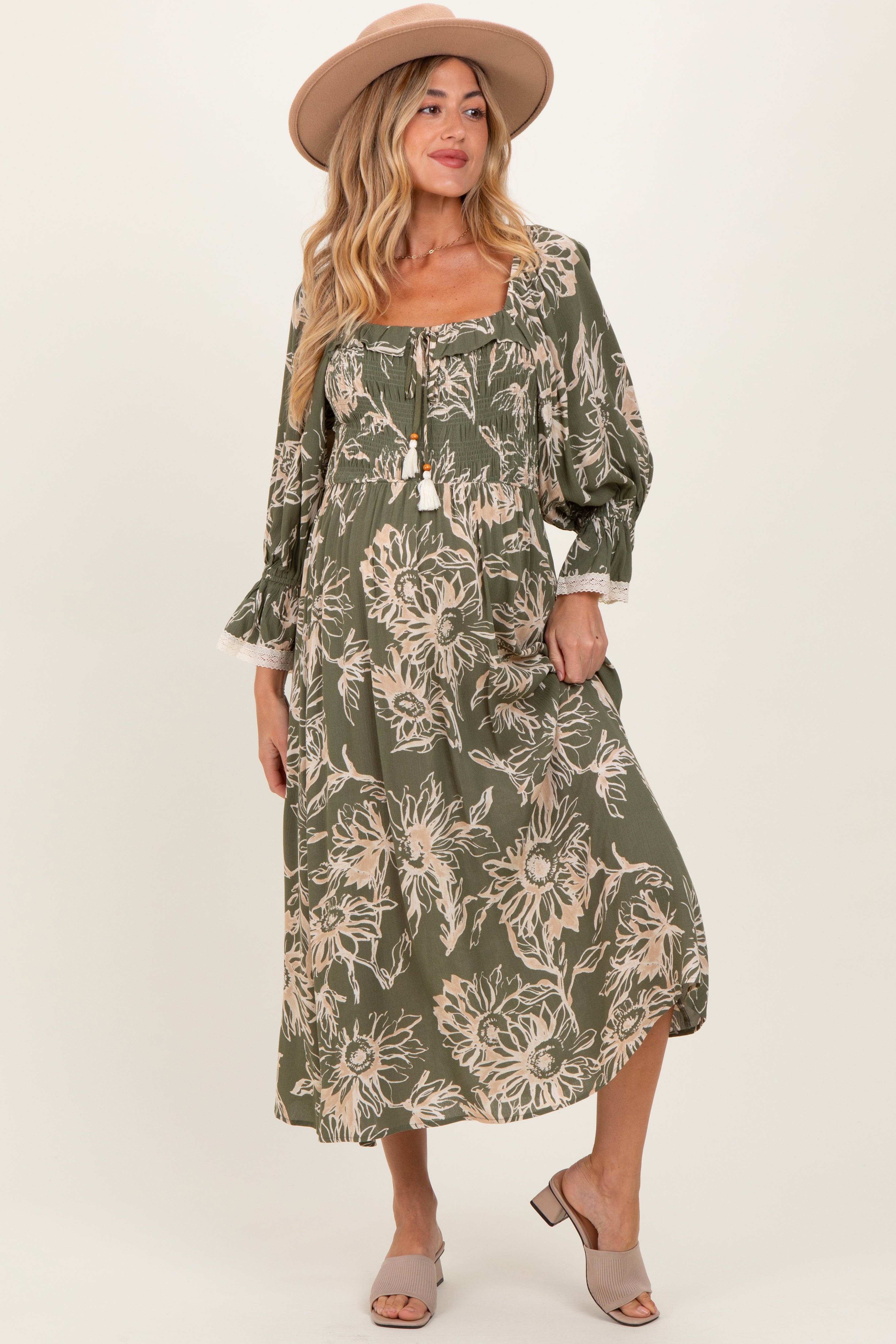 Olivfarbenes florales Umstands-Midikleid mit Smok-Detail und 3/4-Ärmeln