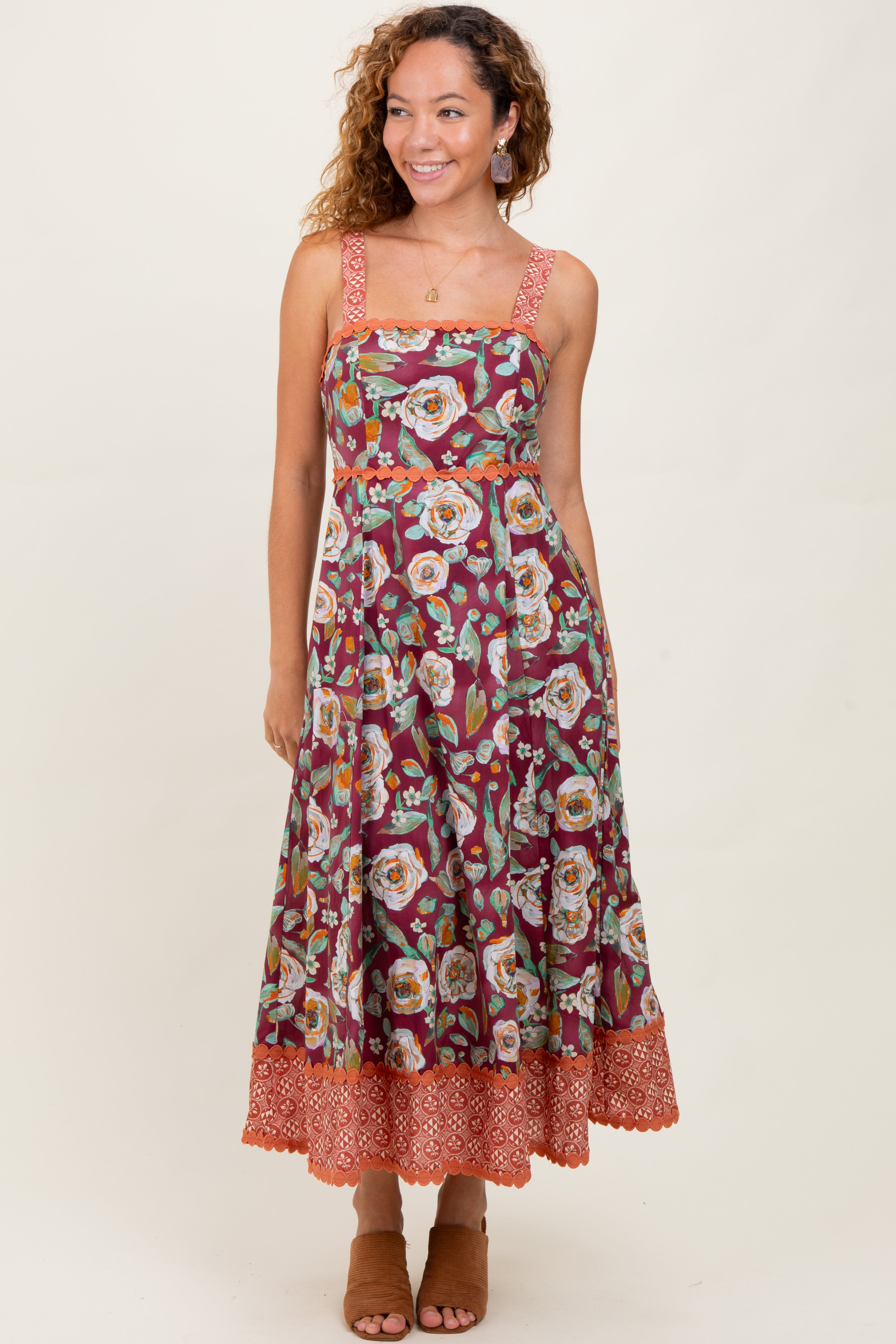Bordeauxrotes ärmelloses Umstands-Midikleid mit Blumenmuster und Kontrastdruck