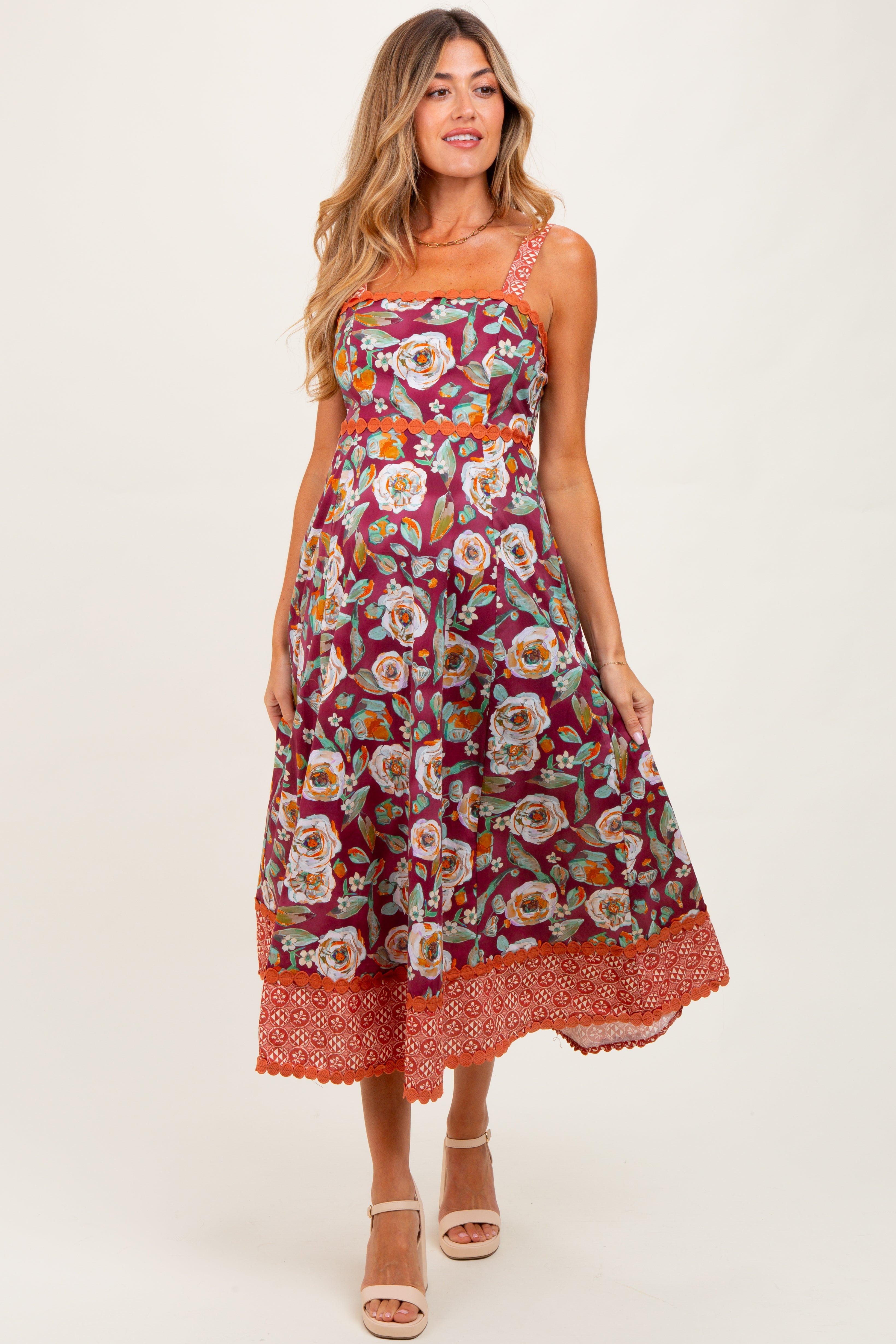 Bordeauxrotes ärmelloses Umstands-Midikleid mit Blumenmuster und Kontrastdruck