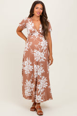 Umstands-Maxikleid mit V-Ausschnitt, kurzen Ärmeln und Blumenmuster in Mokka