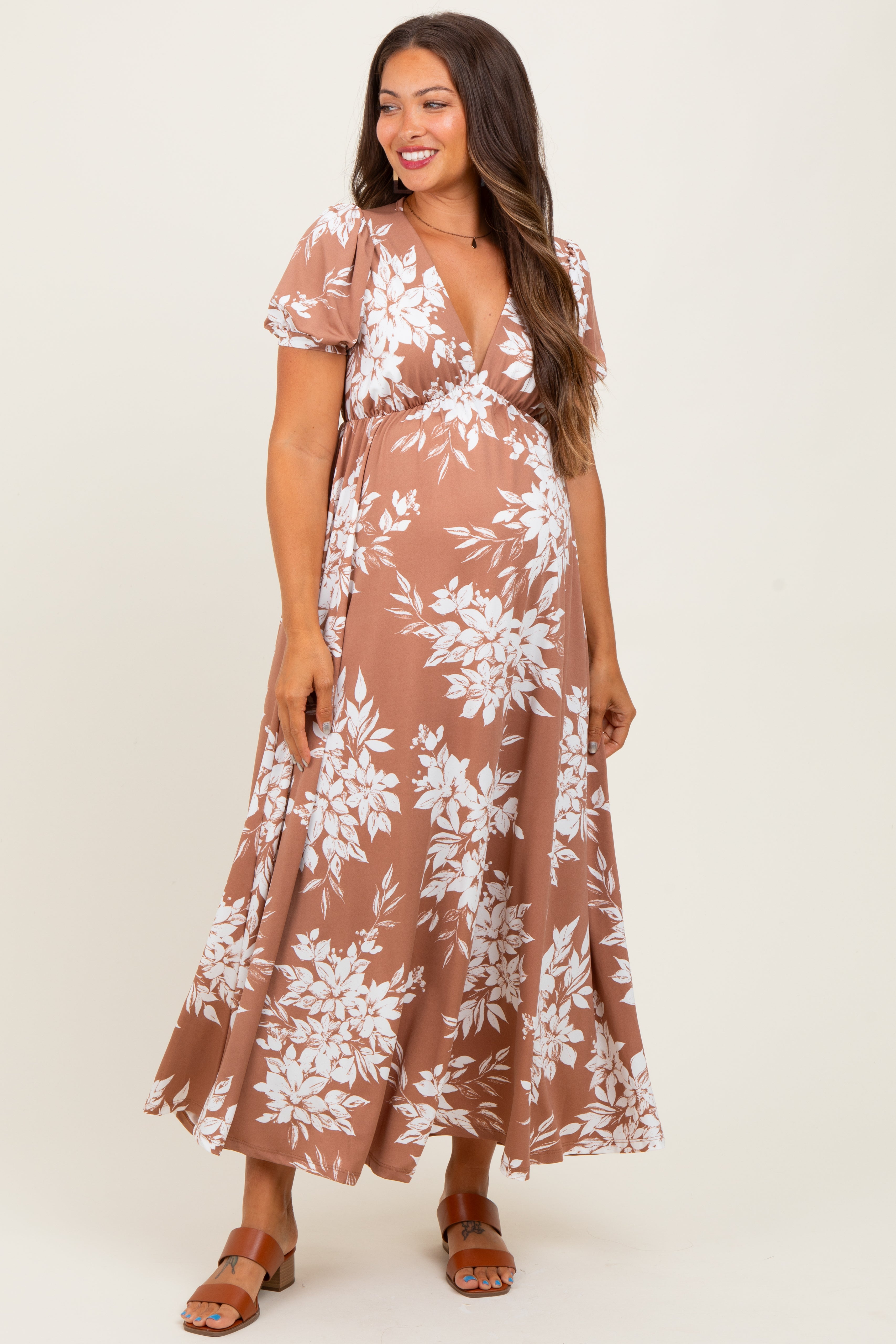 Umstands-Maxikleid mit V-Ausschnitt, kurzen Ärmeln und Blumenmuster in Mokka