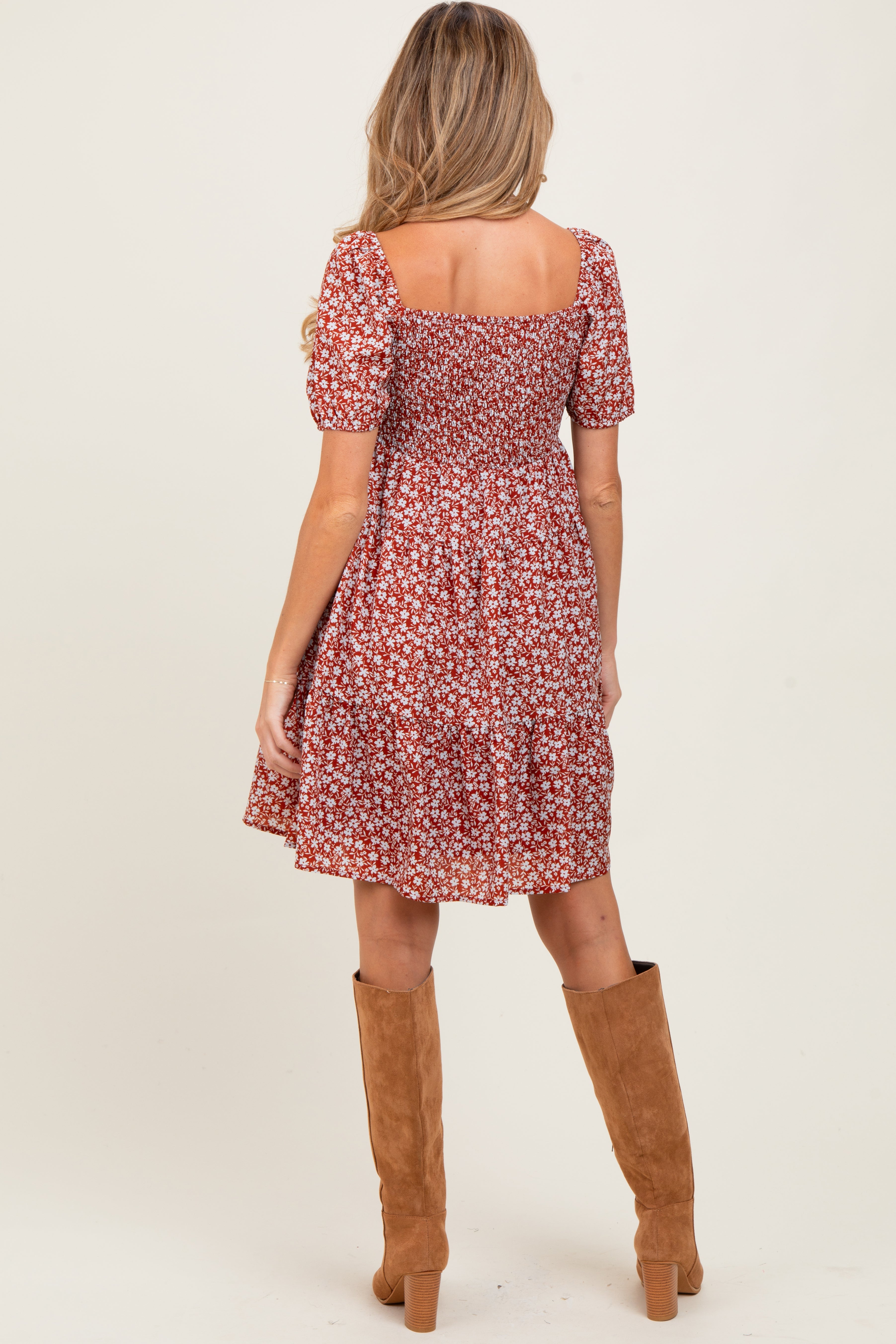Umstands-Minikleid mit V-Ausschnitt, Stufenrock und Blumenmuster in Rostrot