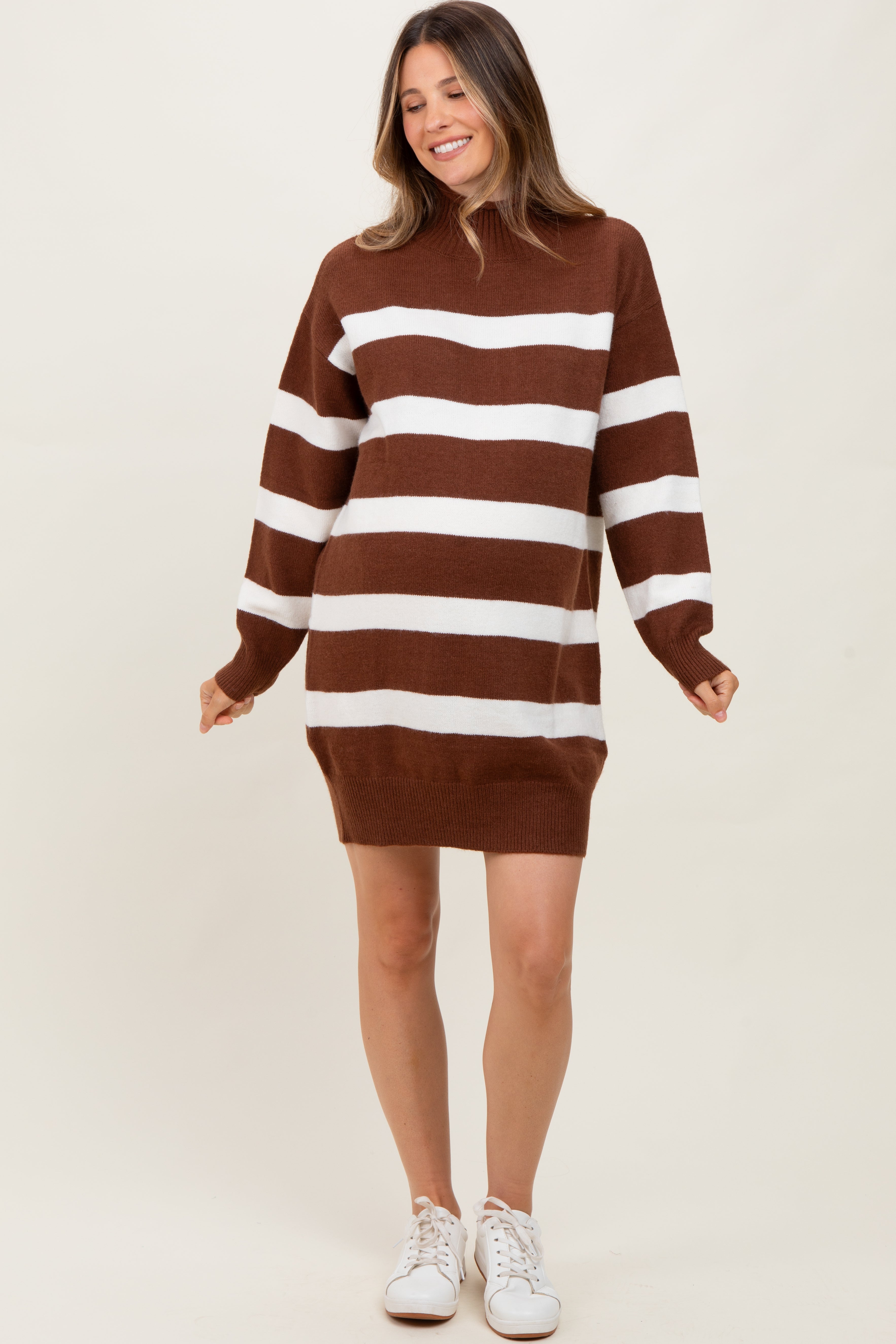 Braunes Umstands-Pulloverkleid aus Strick mit Streifen und Rollkragen