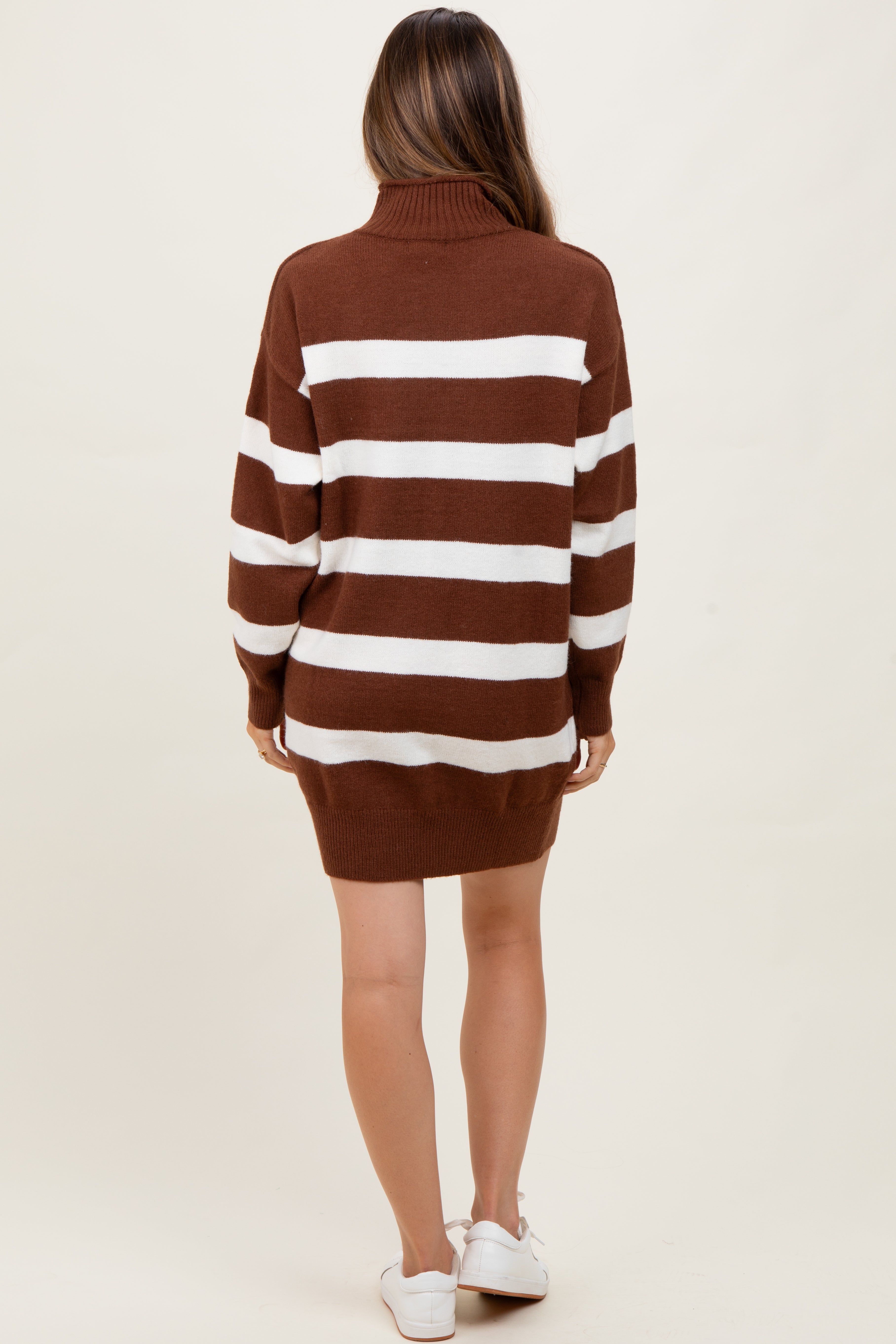 Braunes Umstands-Pulloverkleid aus Strick mit Streifen und Rollkragen