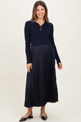 Marineblaues Umstands-Midikleid mit Bubikragen und plissiertem Strickrock