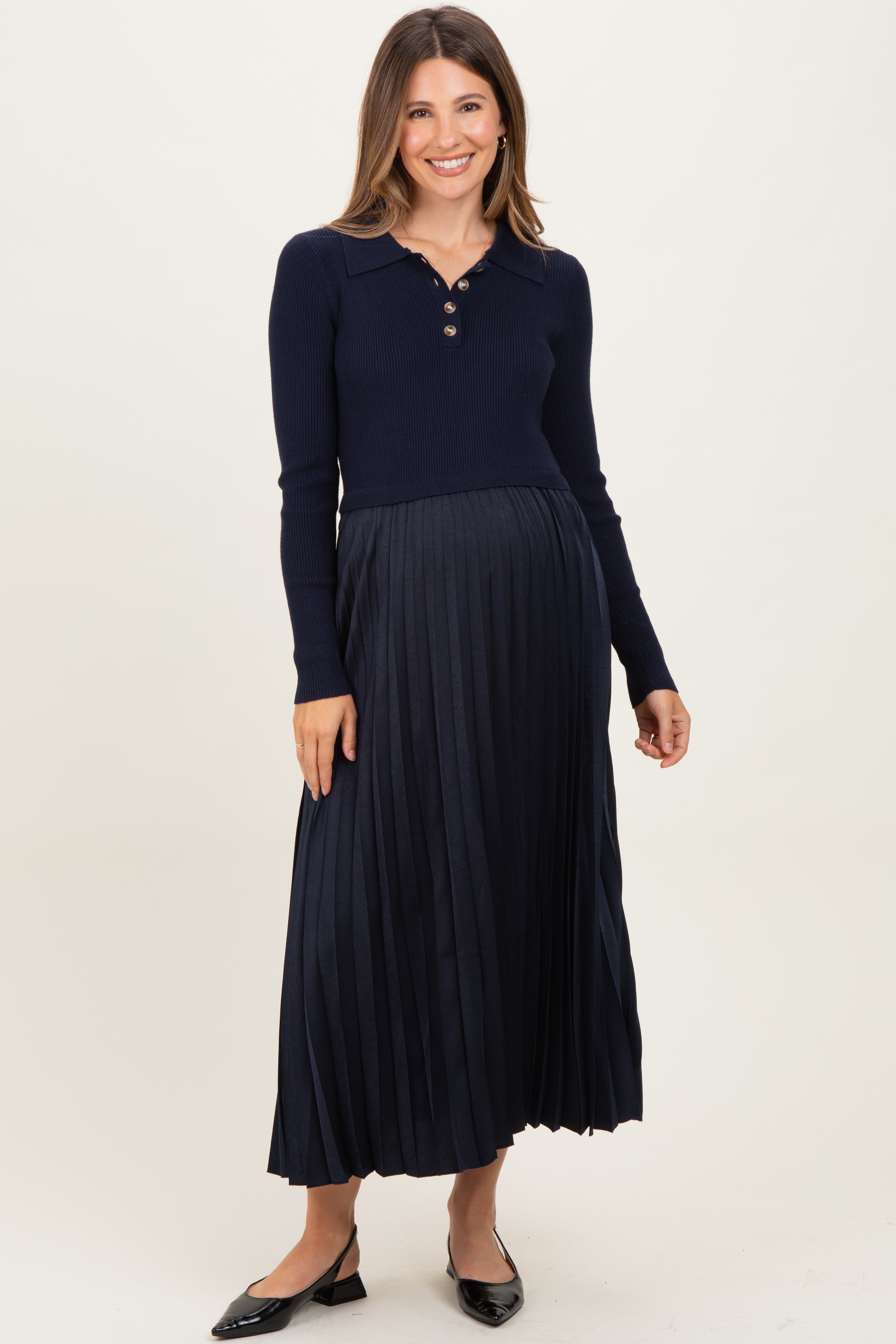 Marineblaues Umstands-Midikleid mit Bubikragen und plissiertem Strickrock