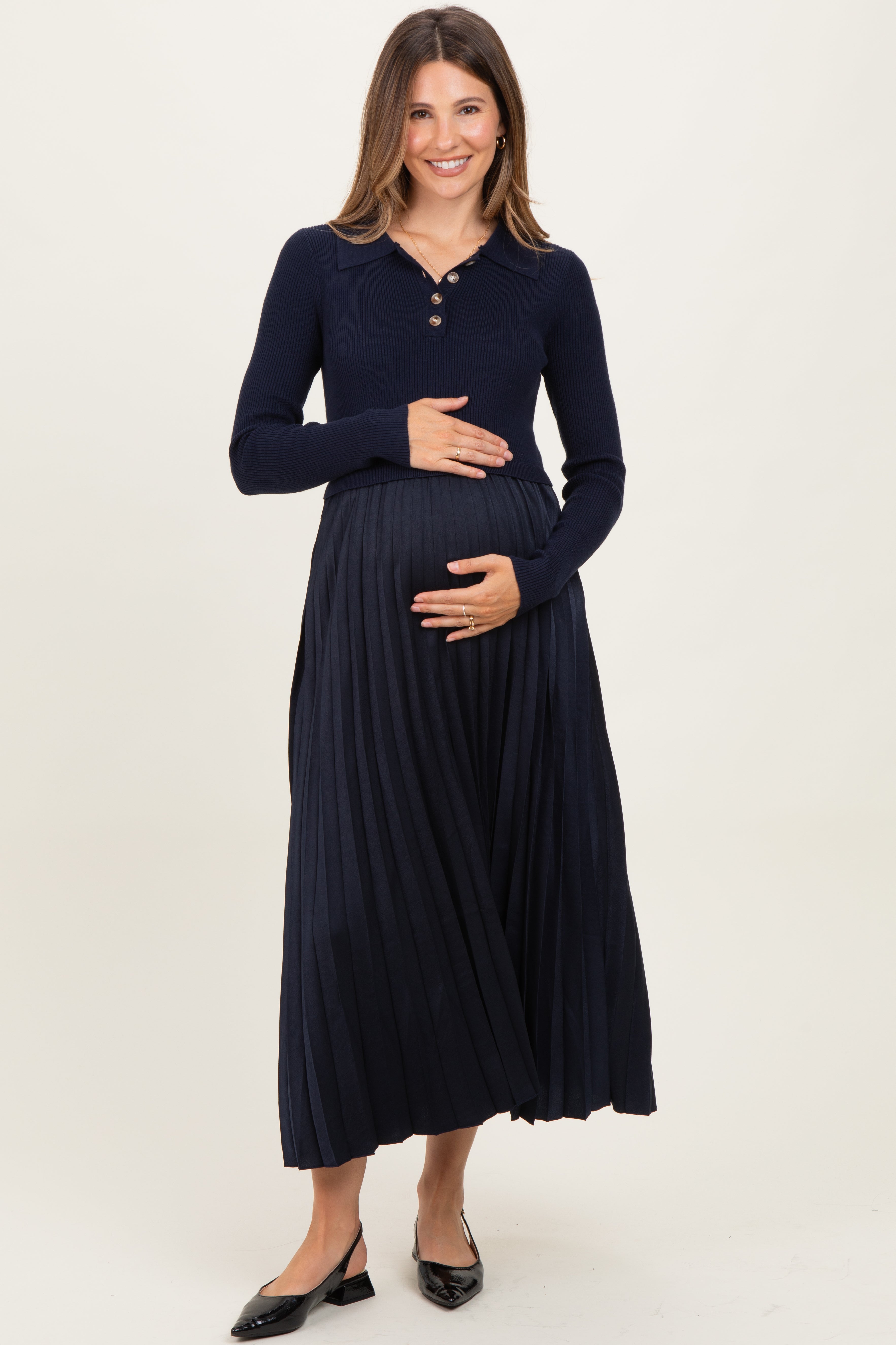 Marineblaues Umstands-Midikleid mit Bubikragen und plissiertem Strickrock