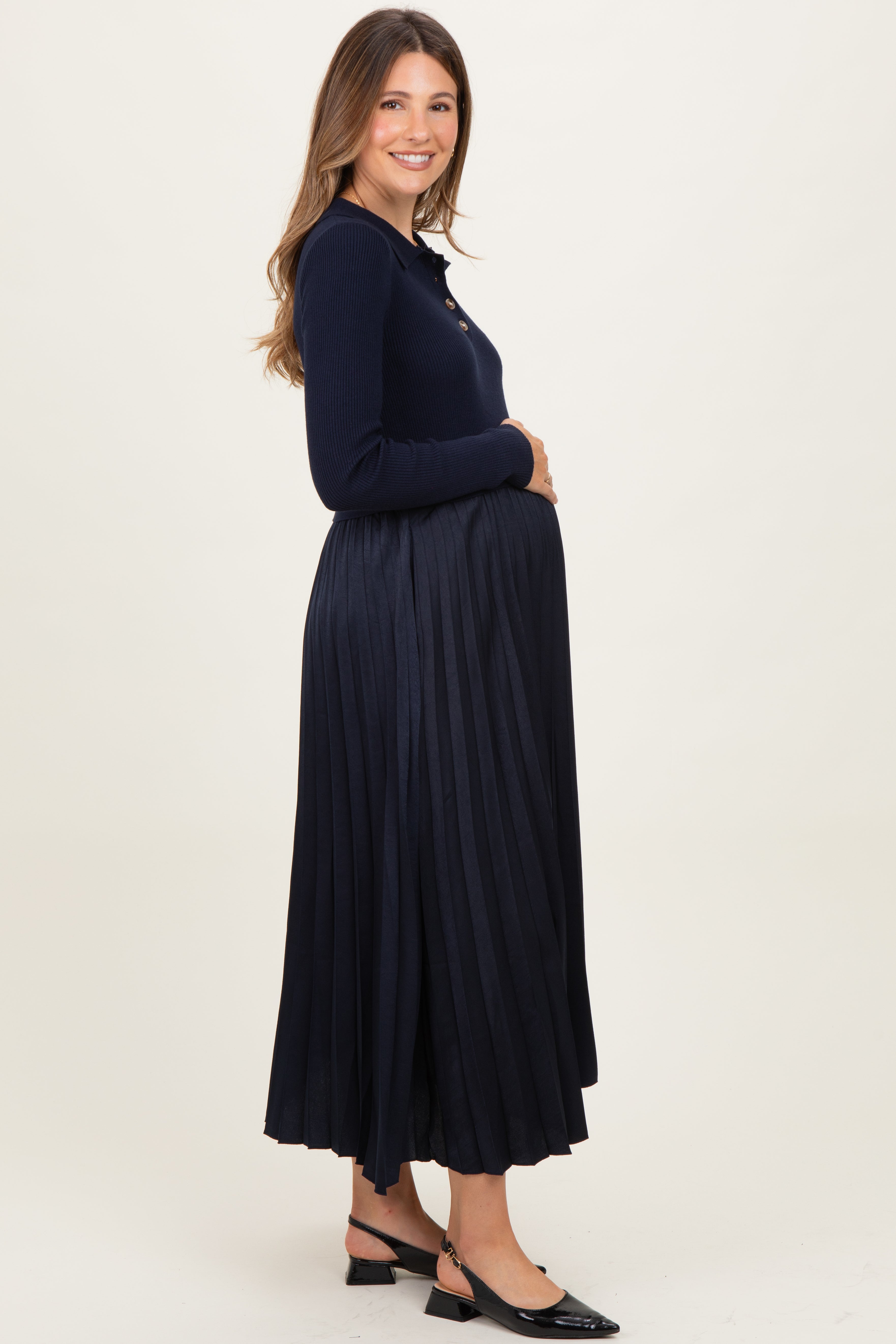 Marineblaues Umstands-Midikleid mit Bubikragen und plissiertem Strickrock