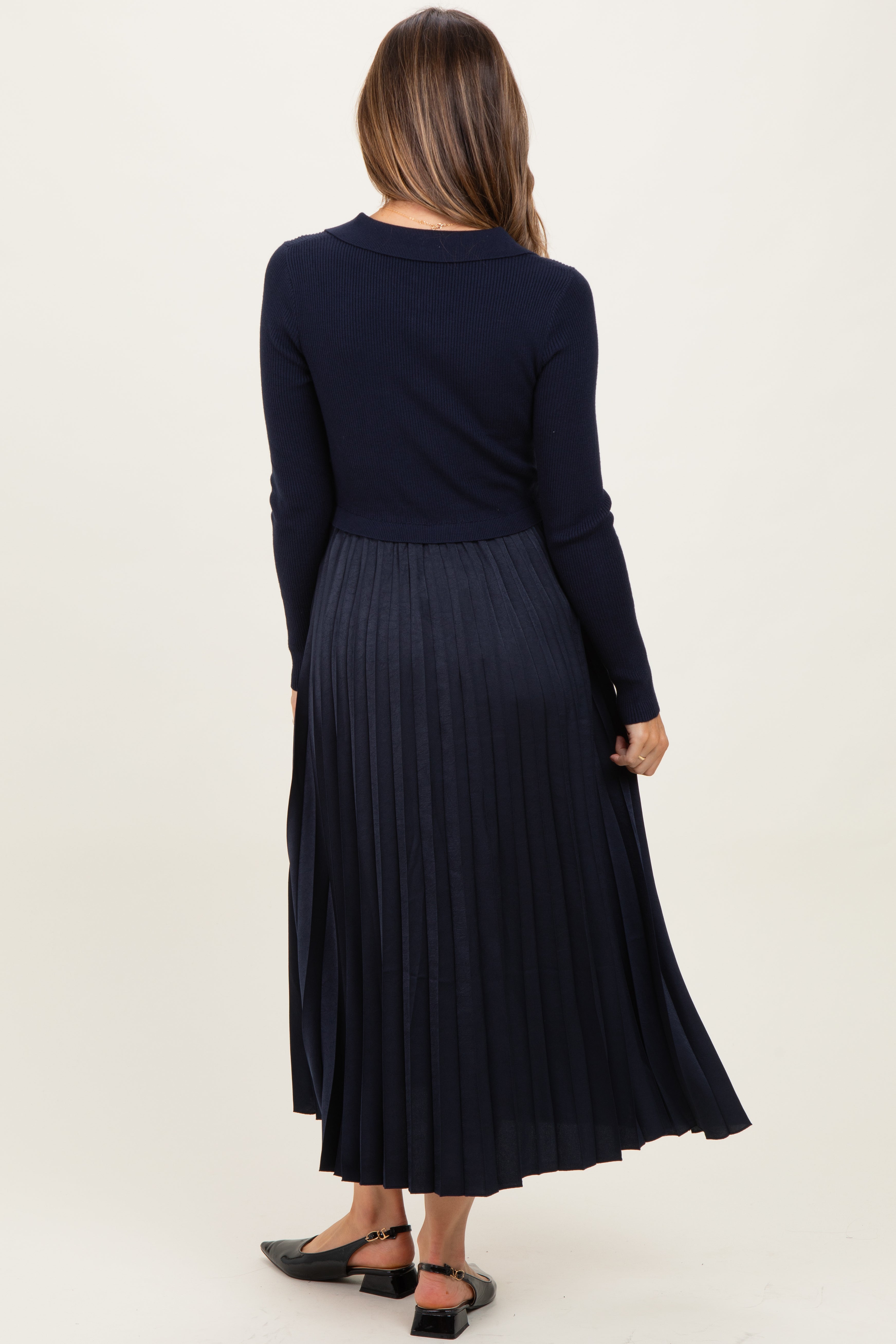 Marineblaues Umstands-Midikleid mit Bubikragen und plissiertem Strickrock