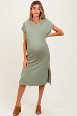 Geripptes Umstands-Midikleid mit kurzen Ärmeln
