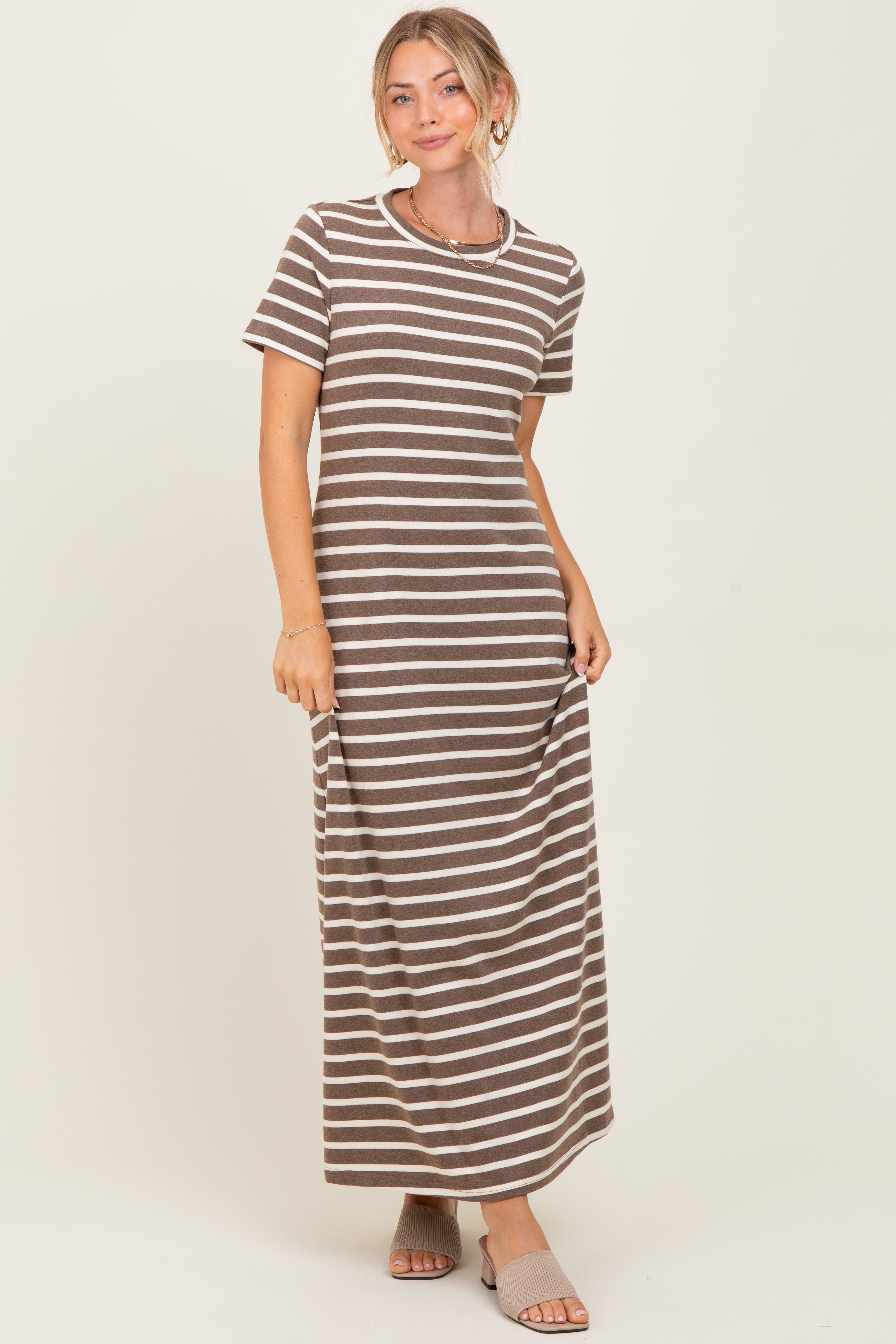 Gestreiftes Umstands-Midikleid mit kurzen Ärmeln in Braun