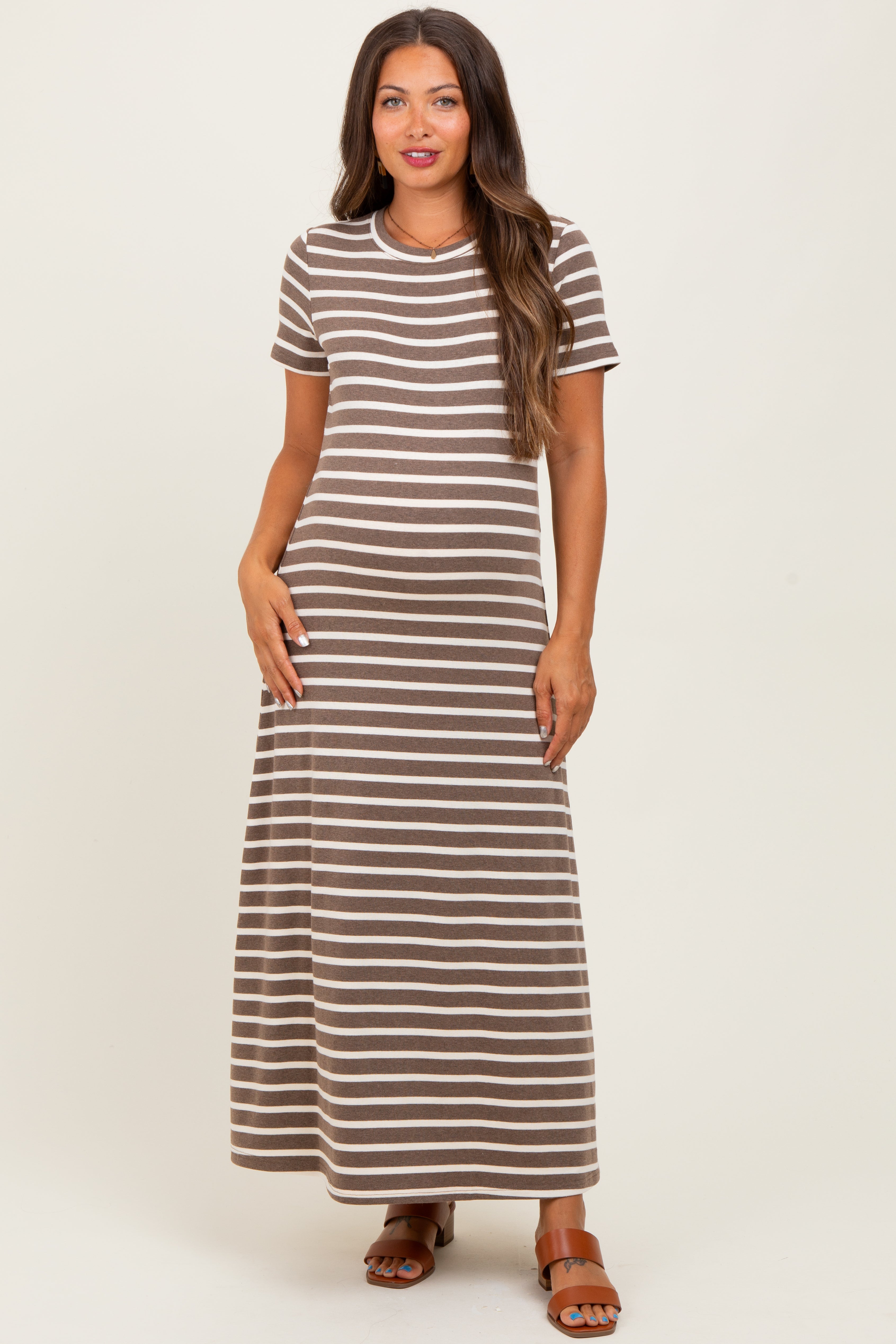 Gestreiftes Umstands-Midikleid mit kurzen Ärmeln in Braun