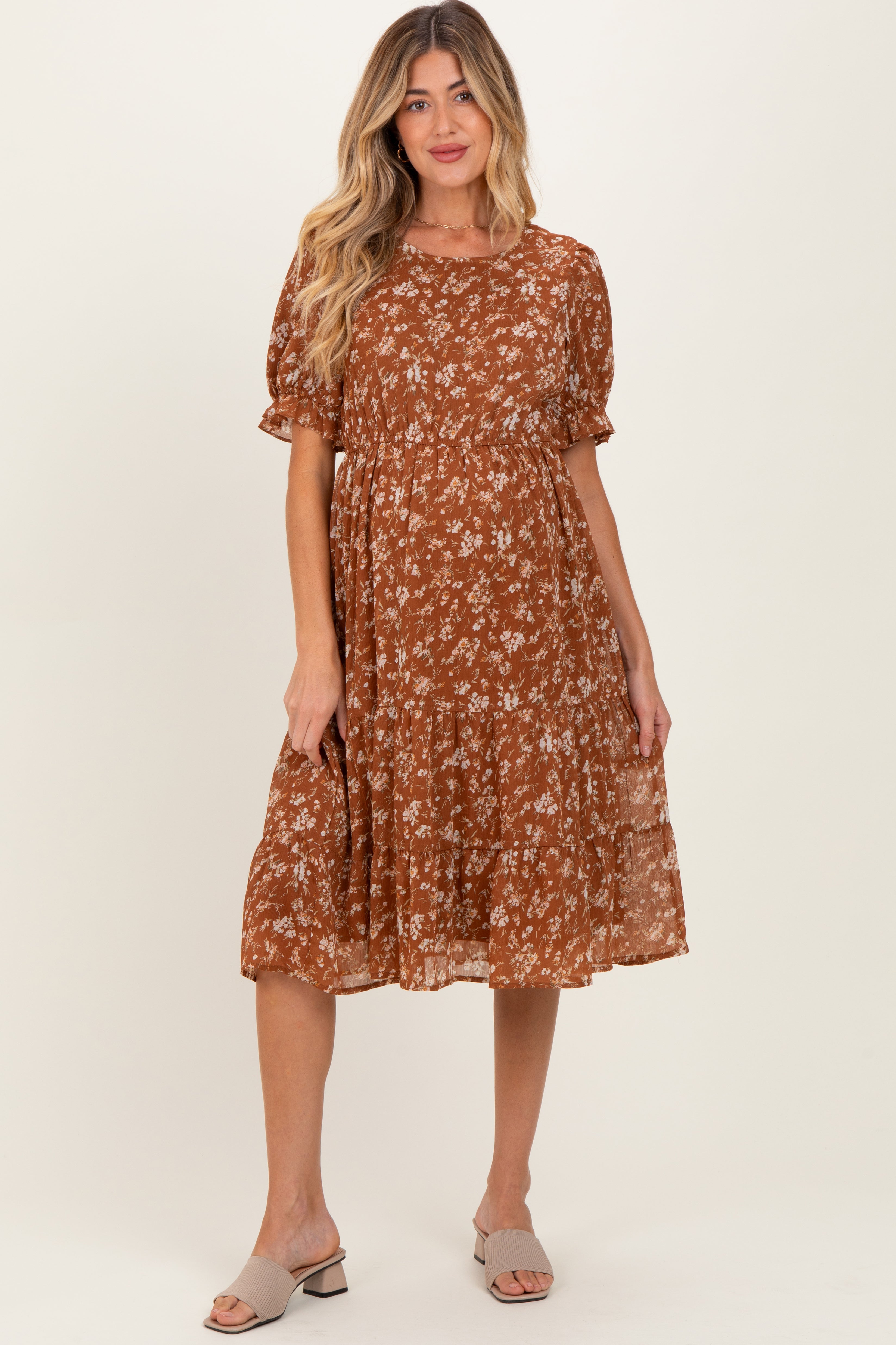 Rostrotes florales Umstands-Midikleid mit kurzen Ärmeln und Stufenrock