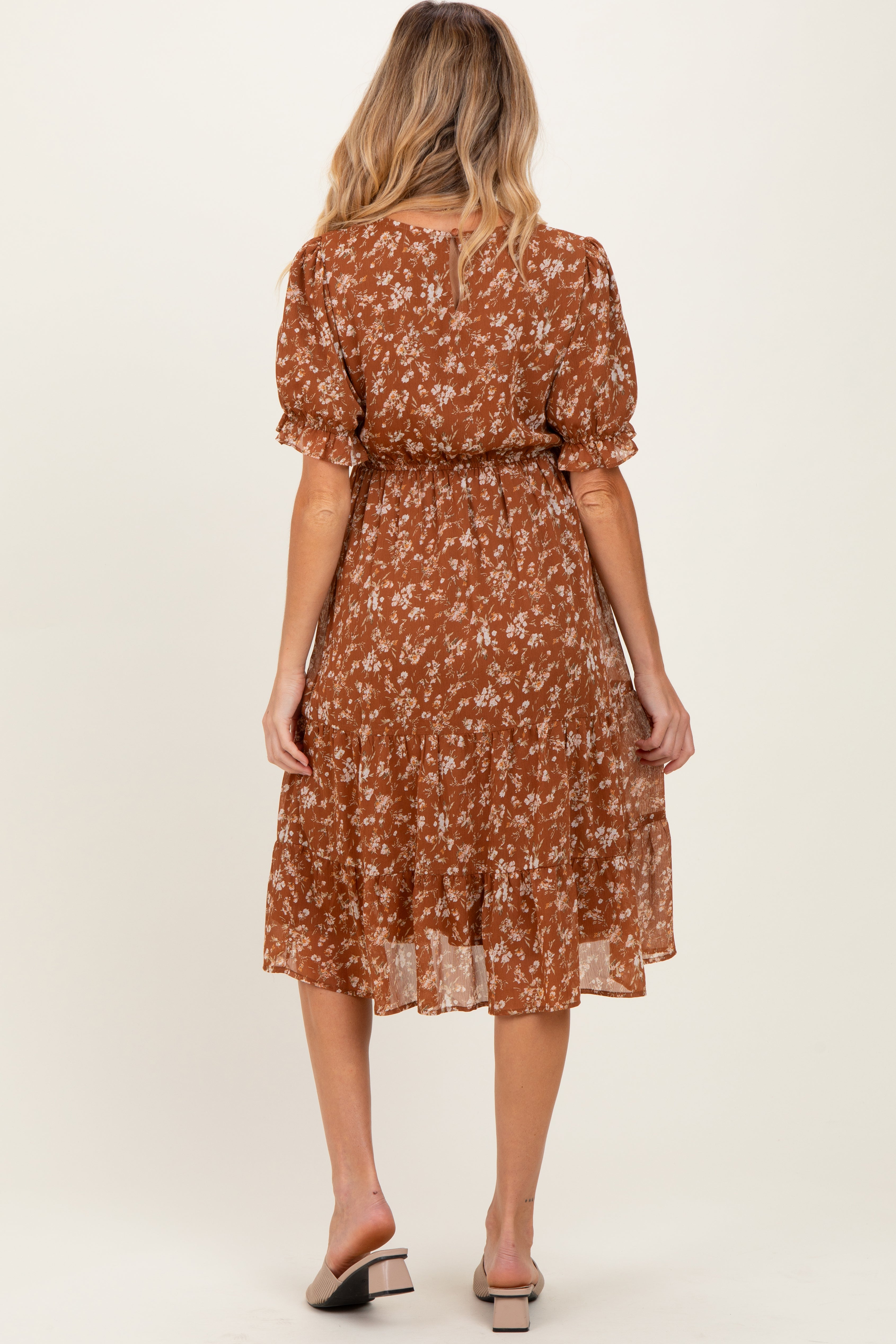 Rostrotes florales Umstands-Midikleid mit kurzen Ärmeln und Stufenrock