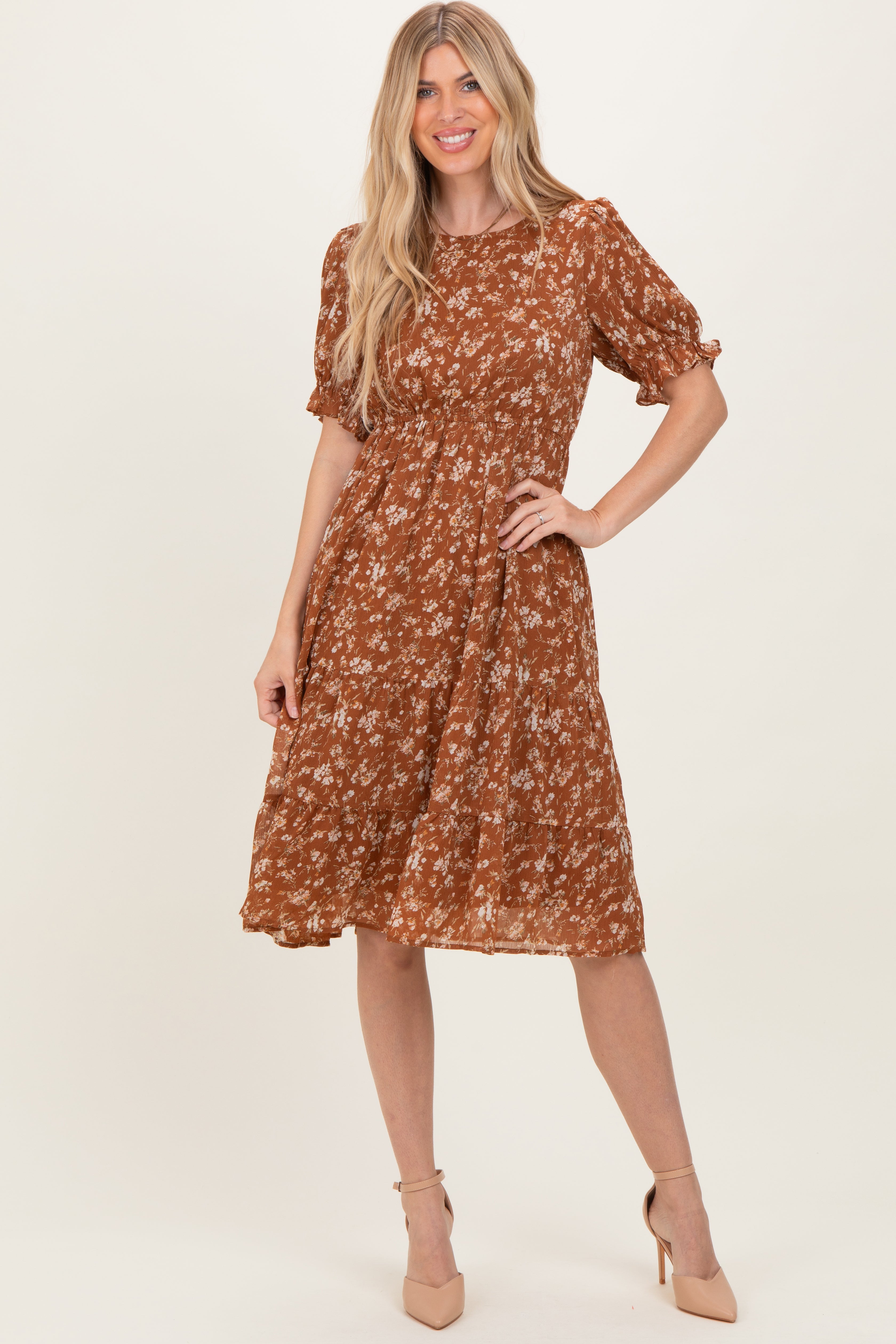 Rostrotes florales Umstands-Midikleid mit kurzen Ärmeln und Stufenrock