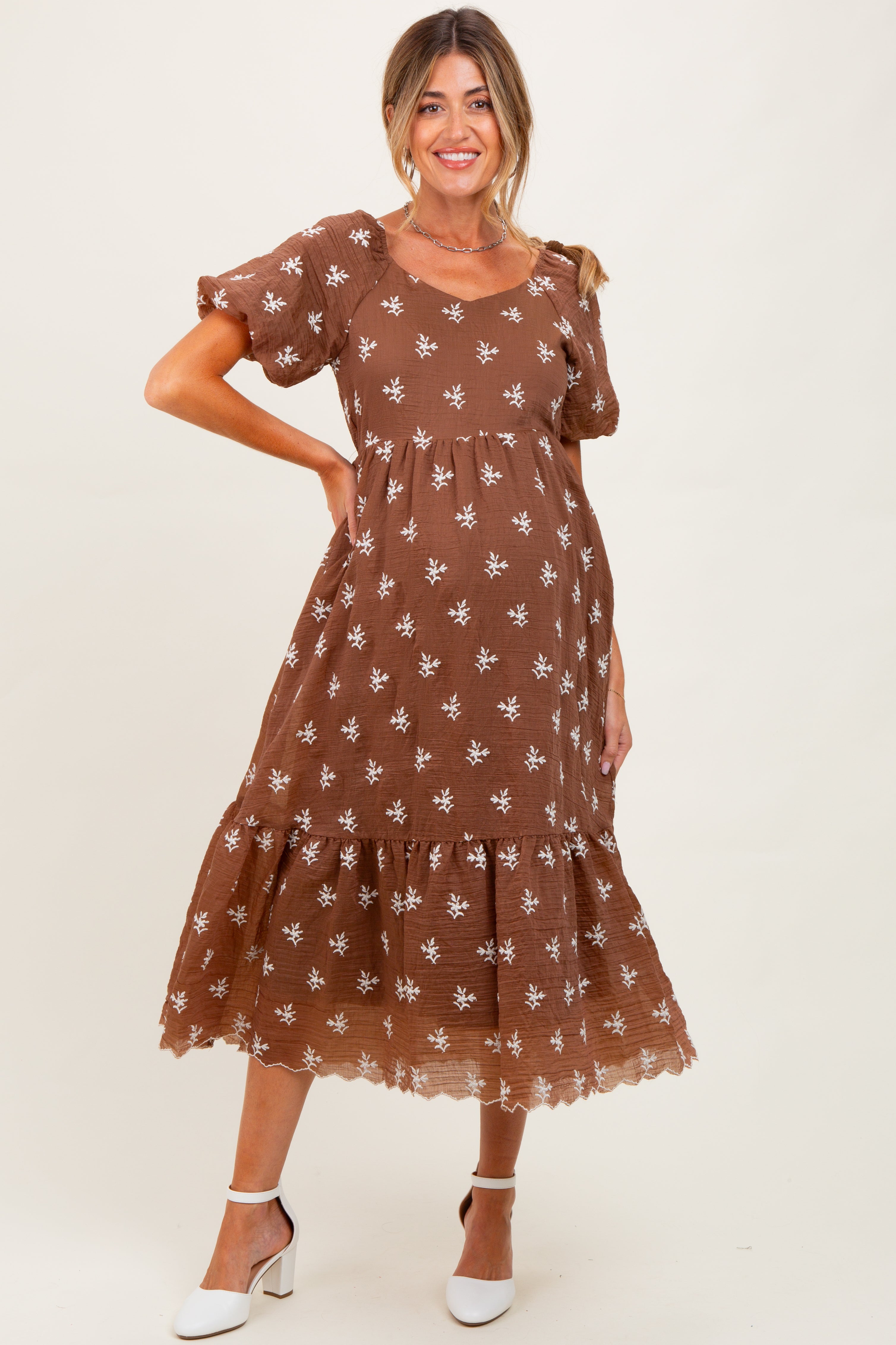 Umstands-Midikleid mit Blumenstickerei und Stufenrock