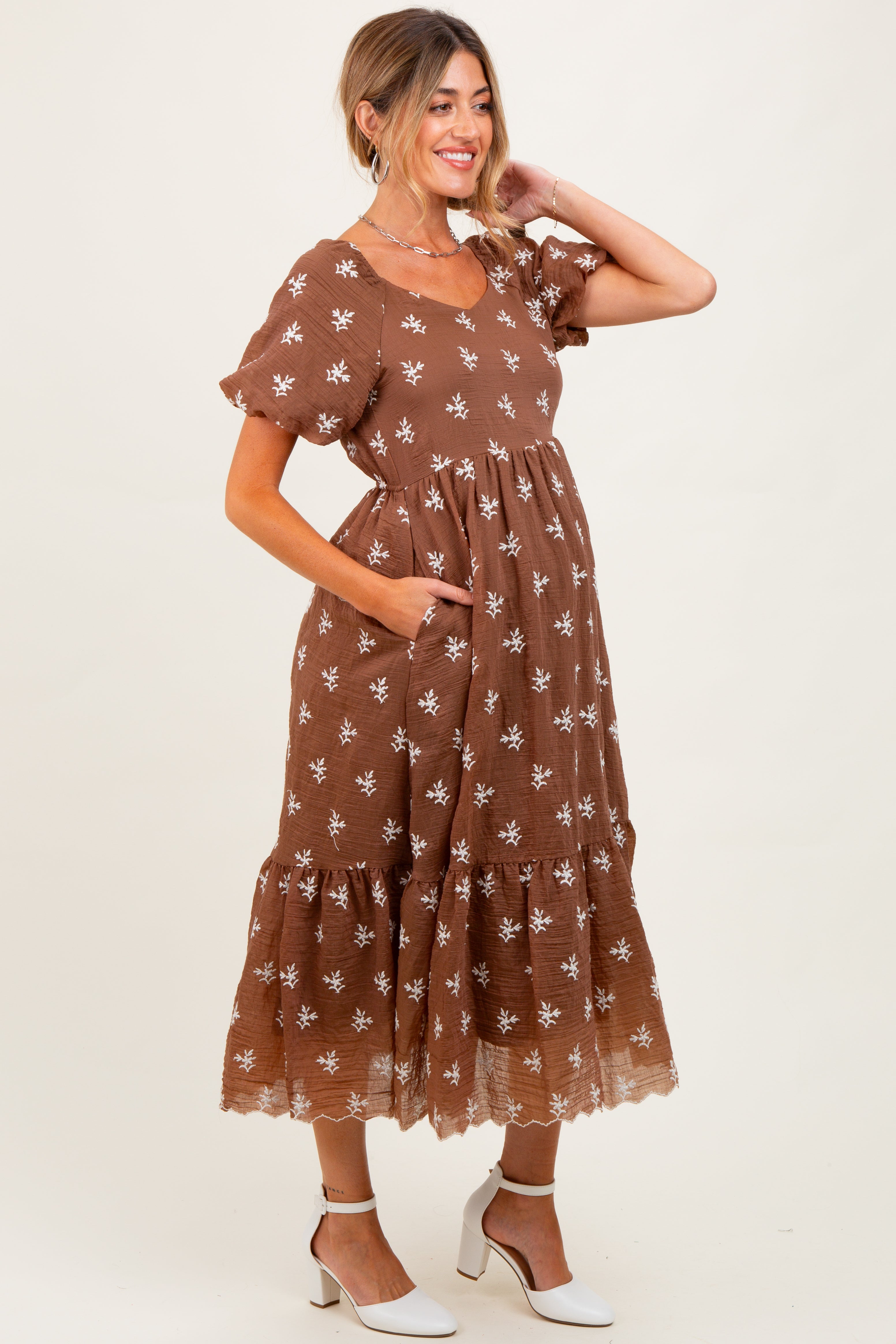Umstands-Midikleid mit Blumenstickerei und Stufenrock