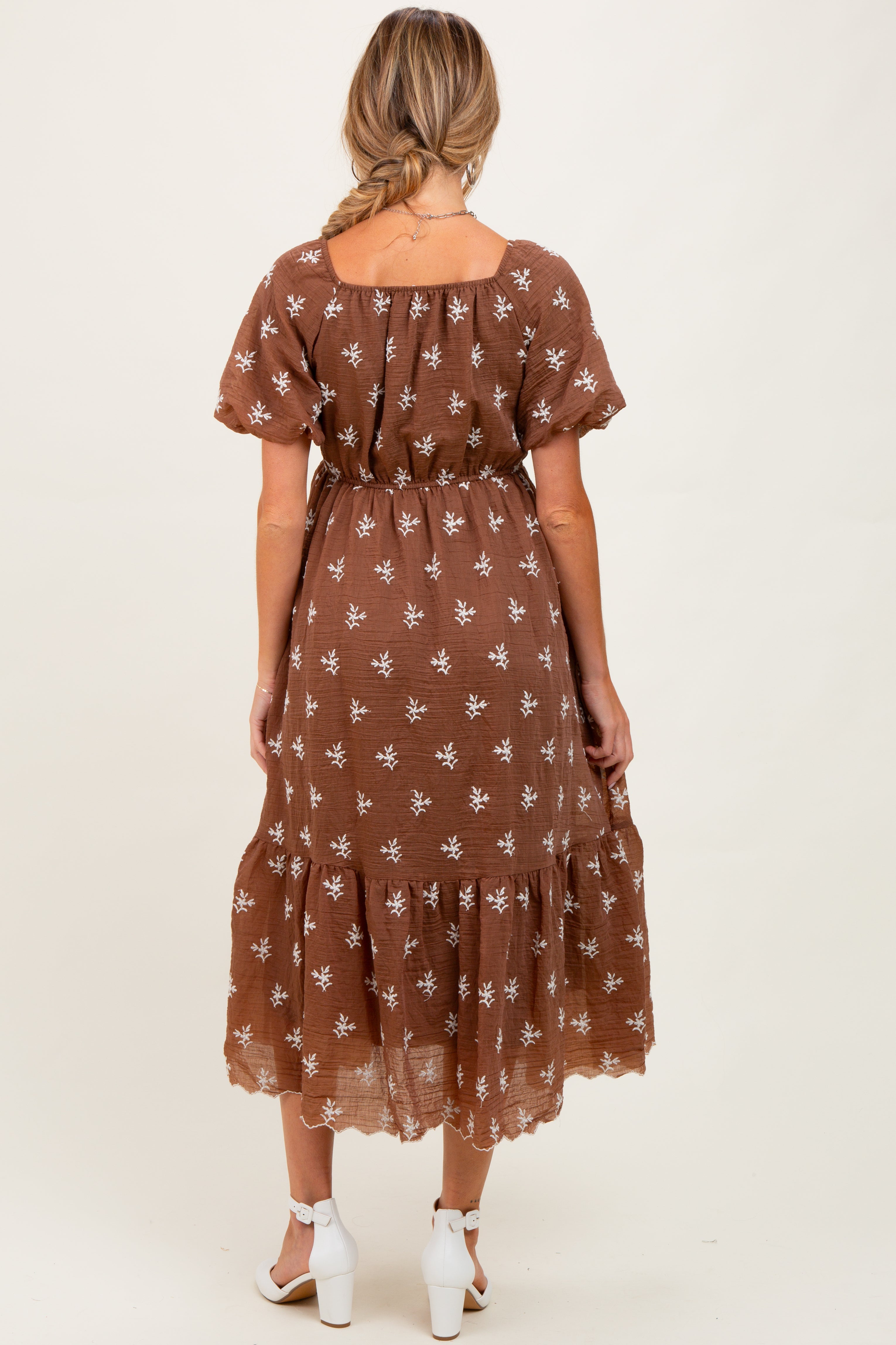 Umstands-Midikleid mit Blumenstickerei und Stufenrock