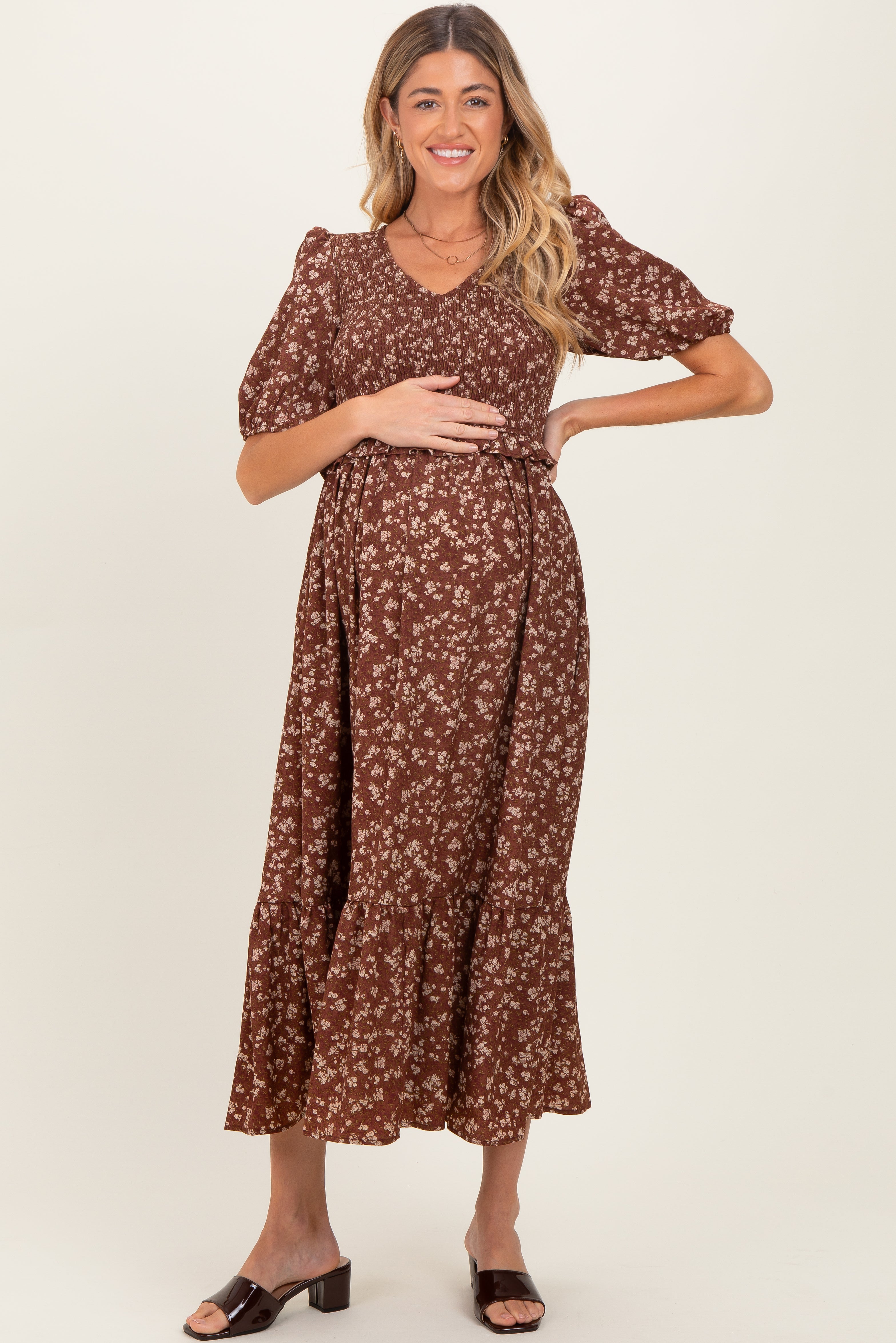Braunes florales Umstands-Midikleid mit Smok-Einsatz und kurzen Ärmeln
