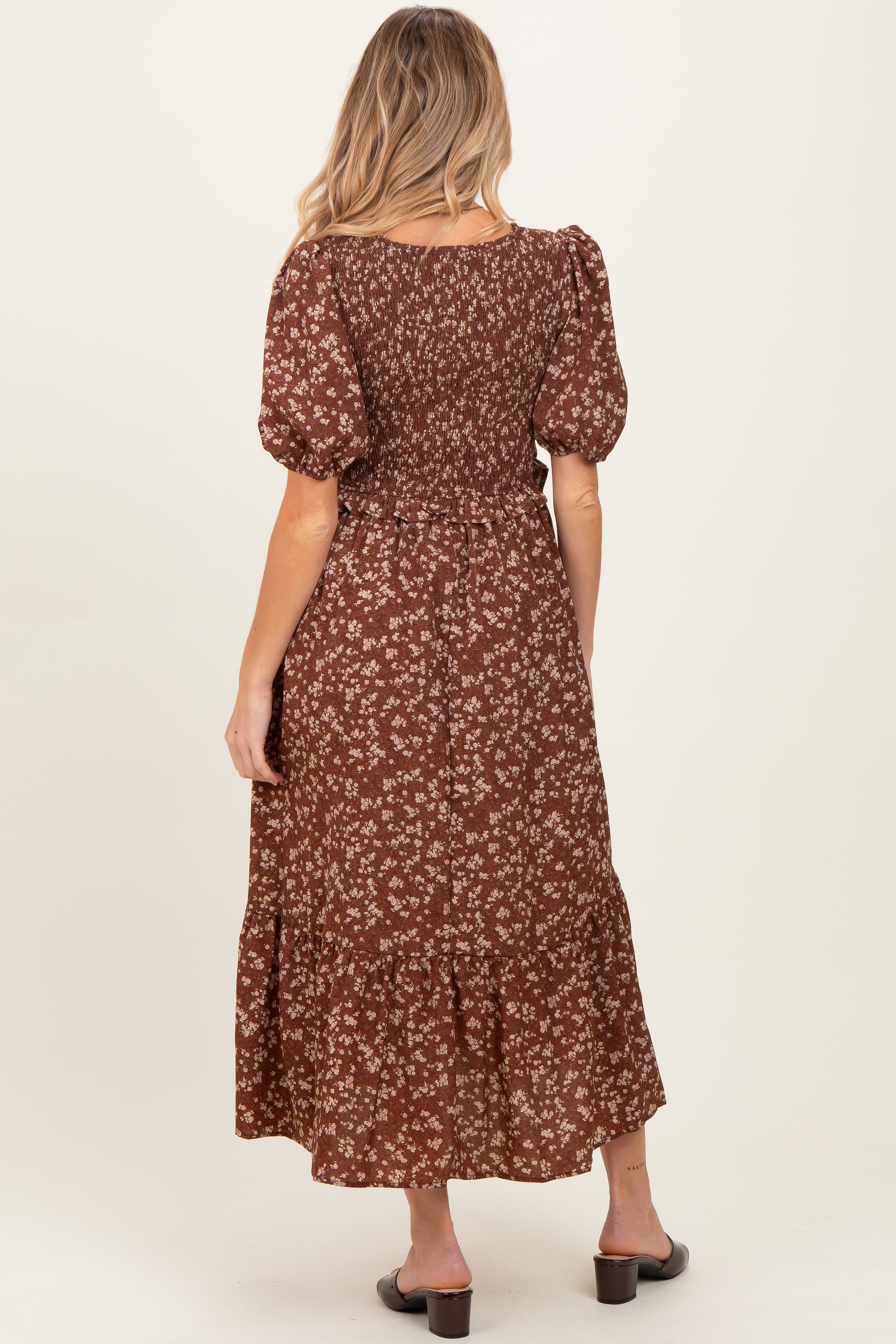 Braunes florales Umstands-Midikleid mit Smok-Einsatz und kurzen Ärmeln