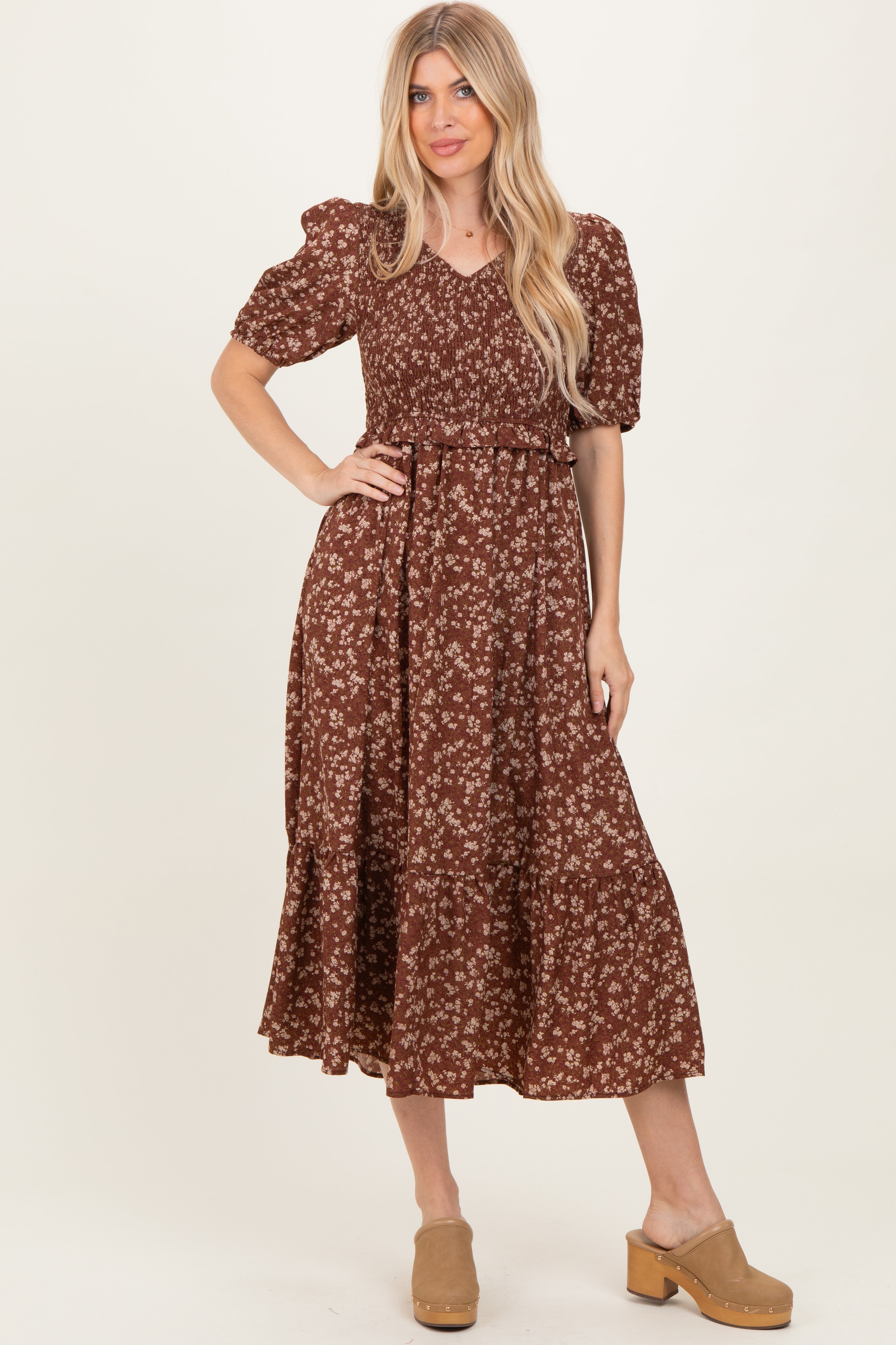Braunes florales Umstands-Midikleid mit Smok-Einsatz und kurzen Ärmeln