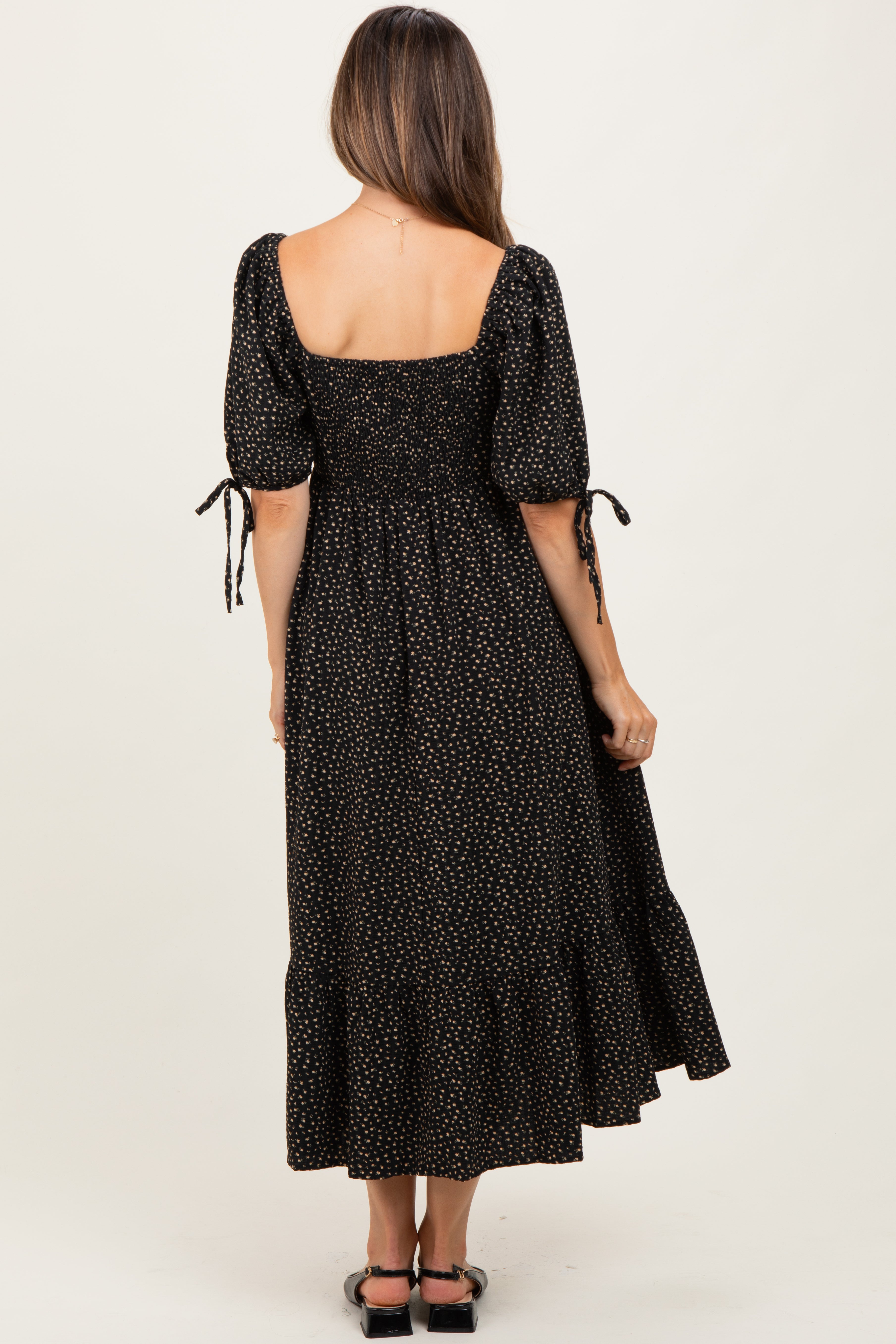 Schwarzes Umstands-Midikleid mit Blumenmuster und Bindeärmeln