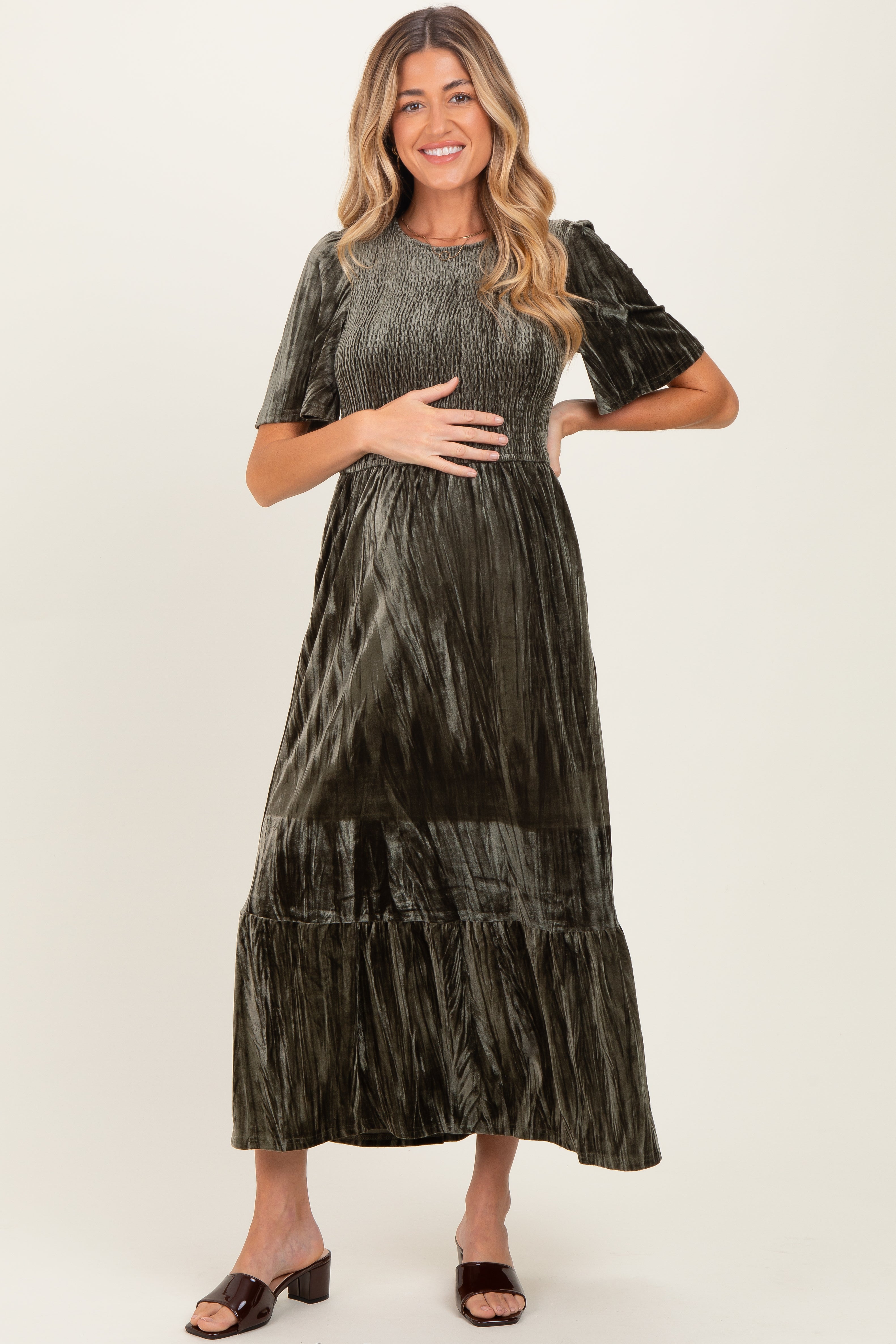 Olivfarbenes Umstands-Midikleid aus Samt mit Smok-Einsatz