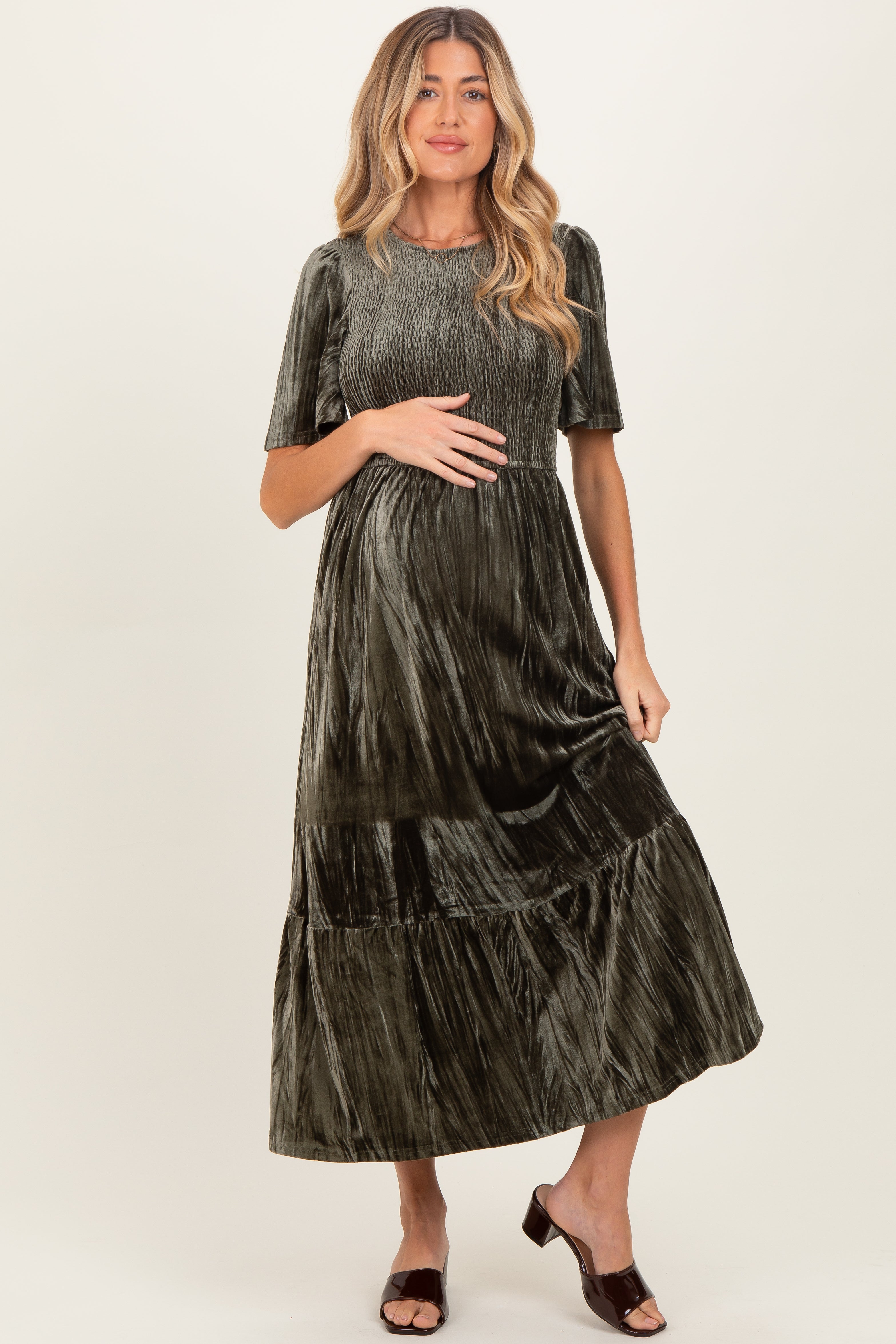 Olivfarbenes Umstands-Midikleid aus Samt mit Smok-Einsatz