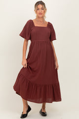 Bordeauxrotes Umstands-Midikleid mit Vichy-Karo, eckigem Ausschnitt und Rüschen