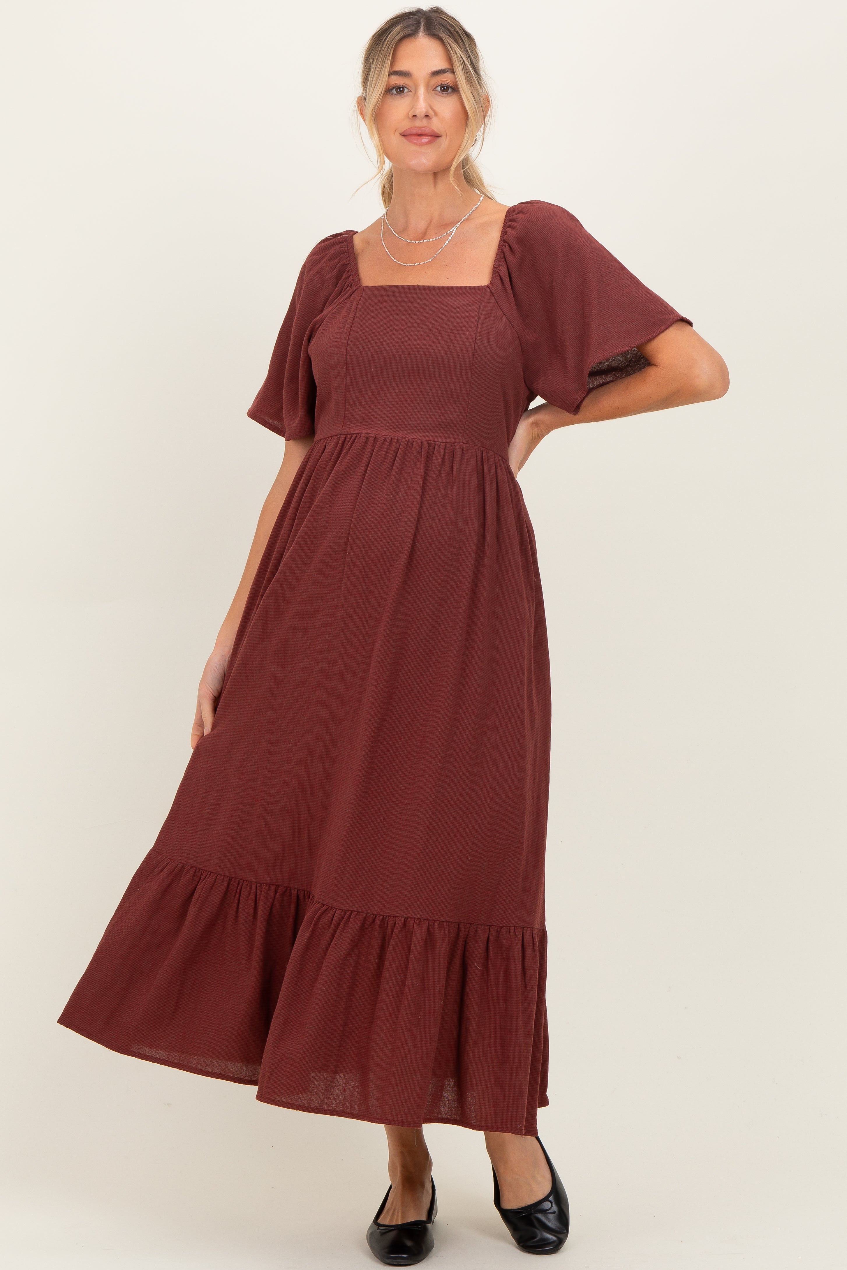 Bordeauxrotes Umstands-Midikleid mit Vichy-Karo, eckigem Ausschnitt und Rüschen