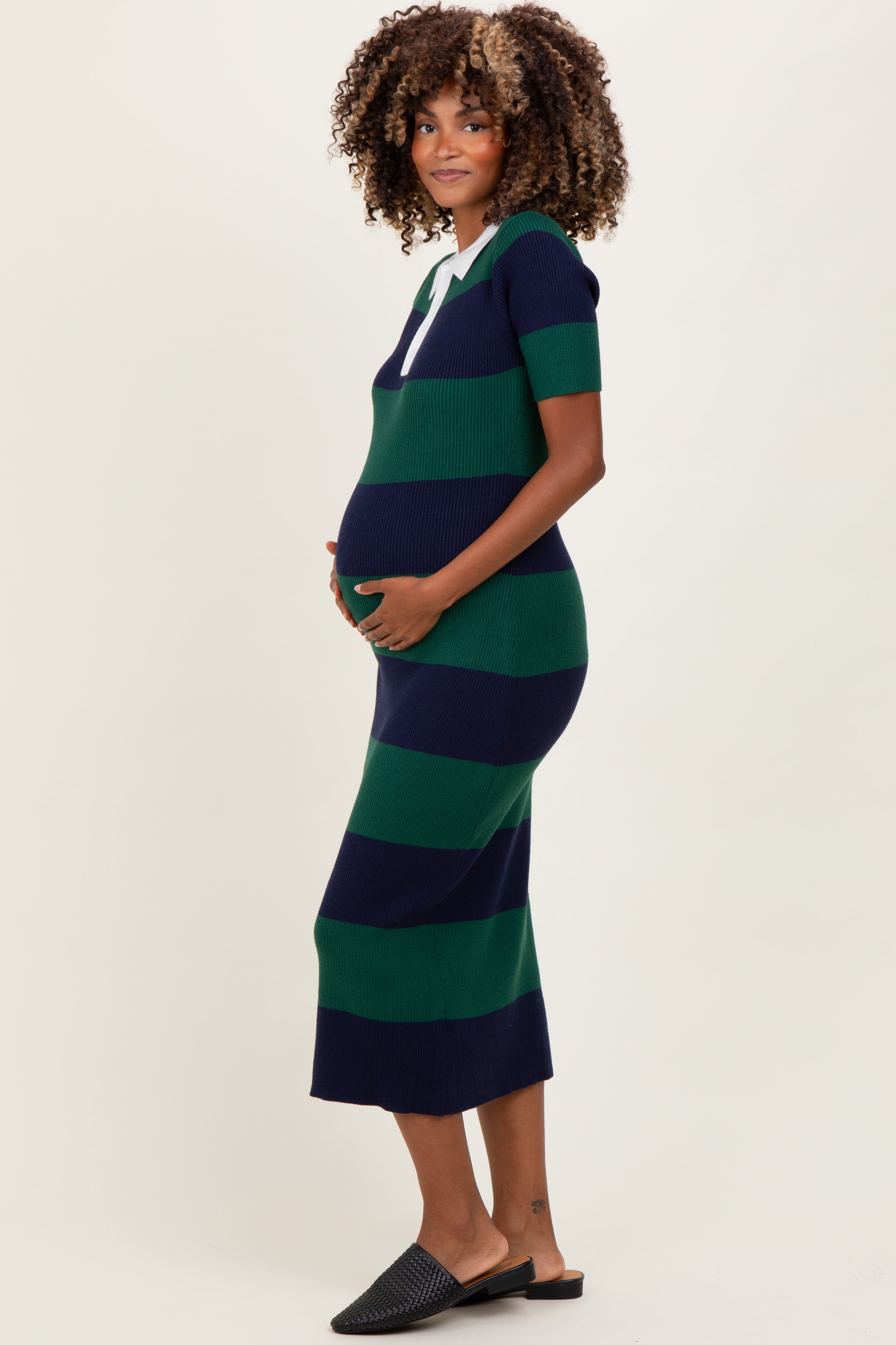 Grünes Umstands-Midikleid im Polo-Stil aus geripptem Streifenstrick