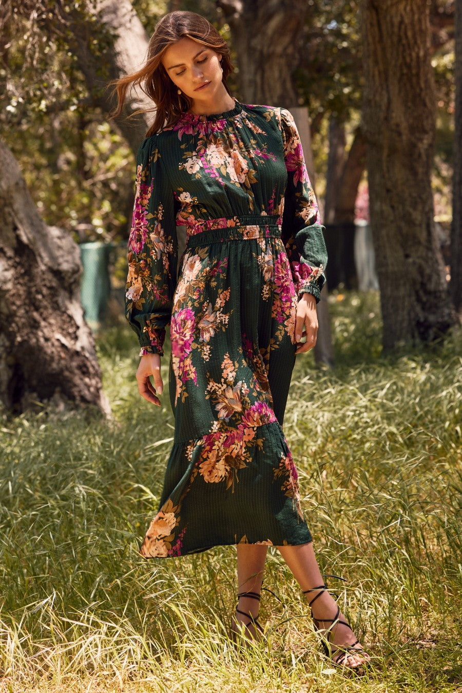 Waldgrünes florales Umstands-Midikleid mit langen Ärmeln