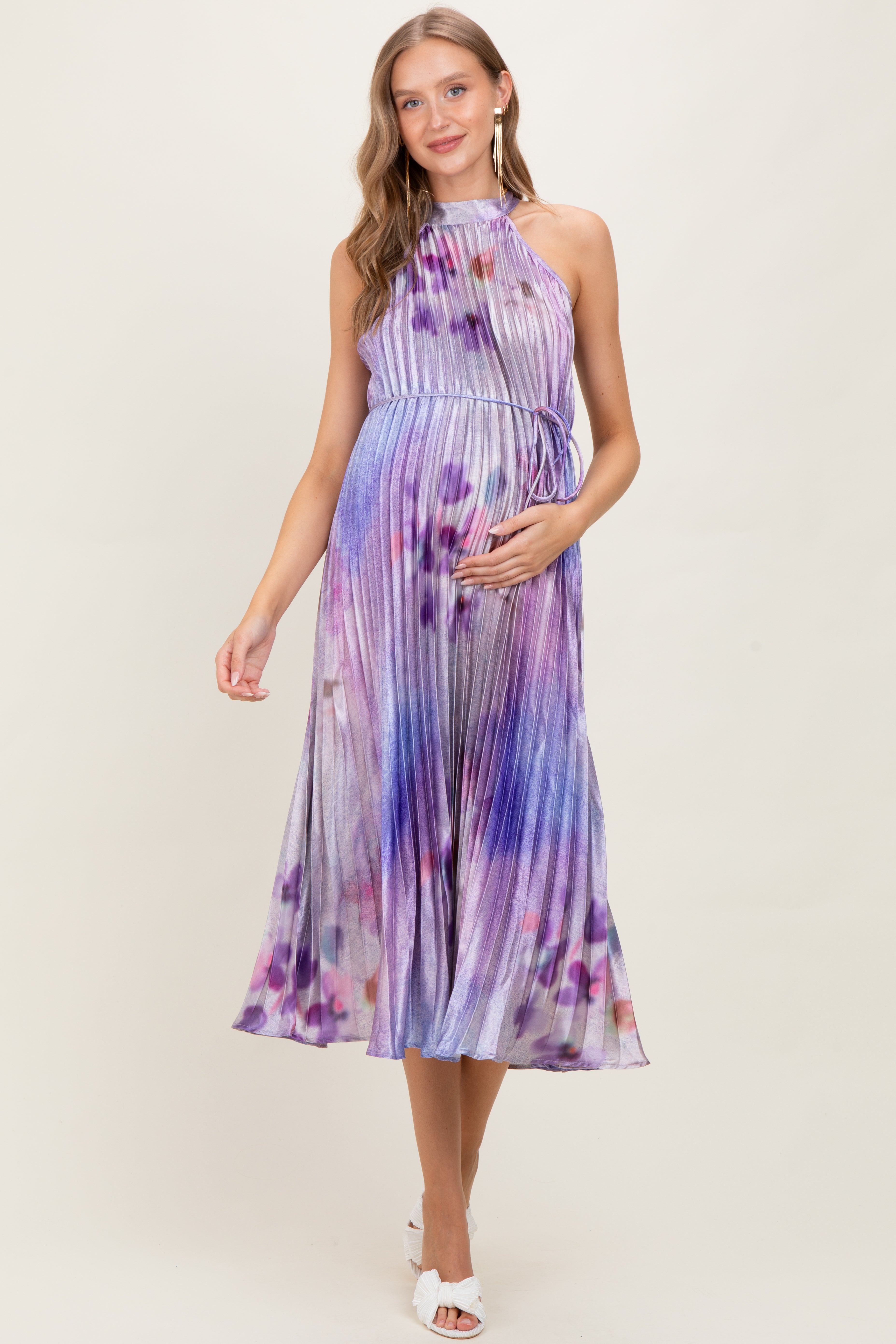Lavendelfarbenes plissiertes Umstands-Midikleid mit Blumenmuster und Neckholder