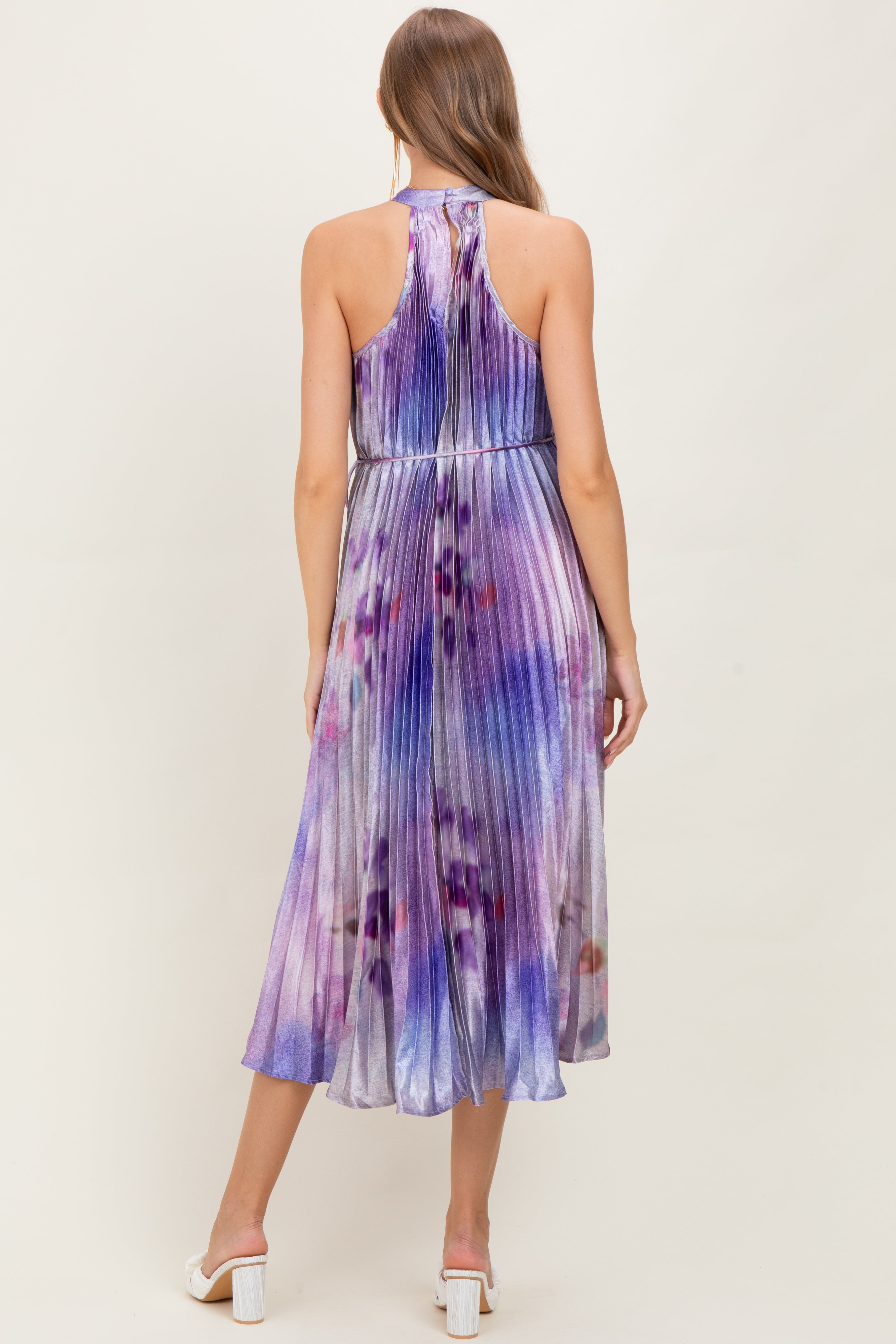 Lavendelfarbenes plissiertes Umstands-Midikleid mit Blumenmuster und Neckholder