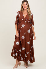 Umstands-Maxikleid mit V-Ausschnitt, 3/4-Ärmeln und Vintage-Blumenstickerei in Braun
