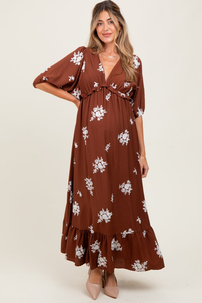 Umstands-Maxikleid mit V-Ausschnitt, 3/4-Ärmeln und Vintage-Blumenstickerei in Braun