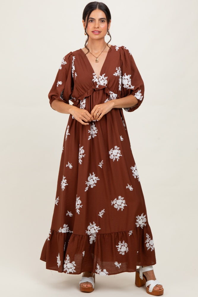 Umstands-Maxikleid mit V-Ausschnitt, 3/4-Ärmeln und Vintage-Blumenstickerei in Braun