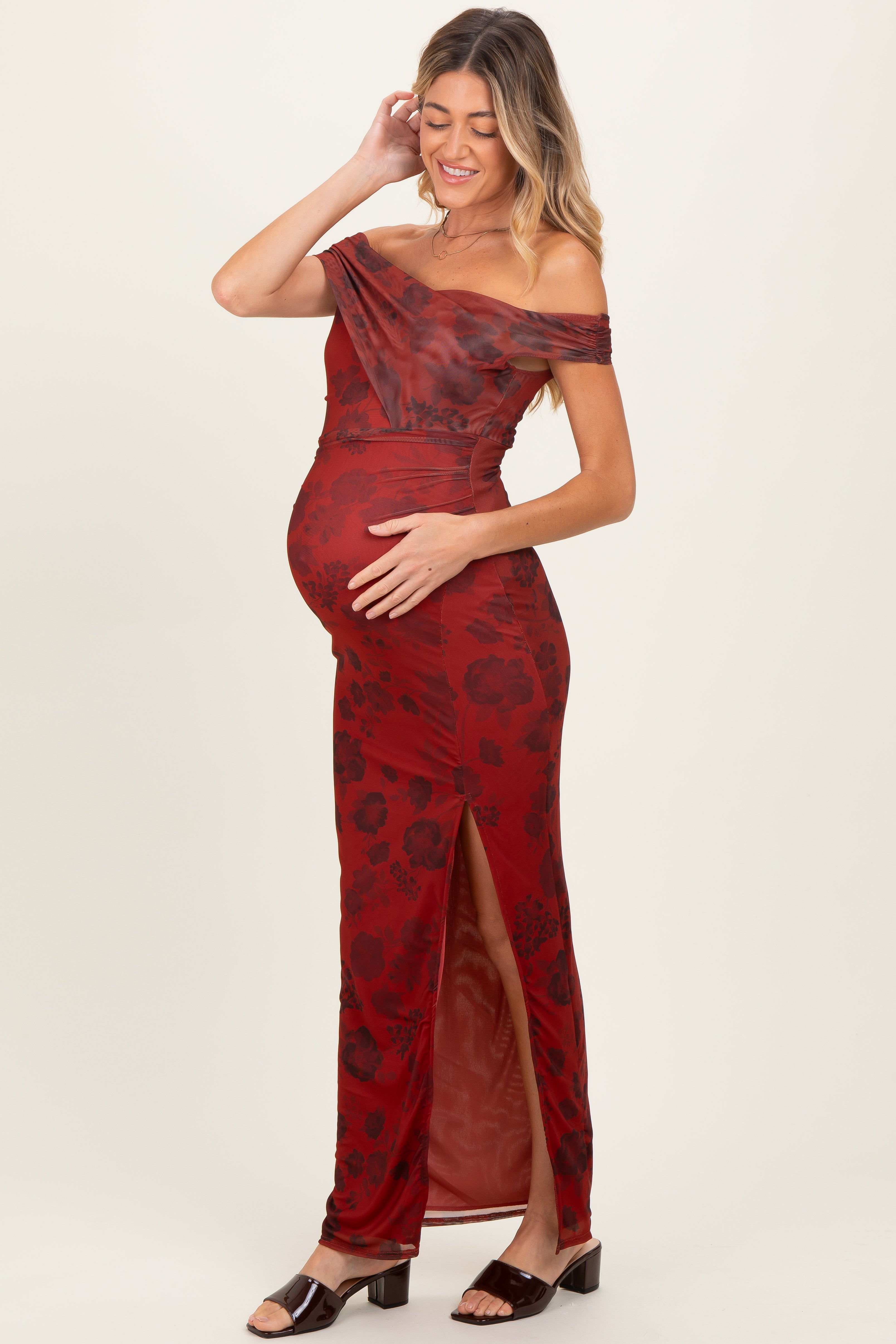 Bordeauxrotes florales Umstands-Maxikleid mit One-Shoulder-Ausschnitt