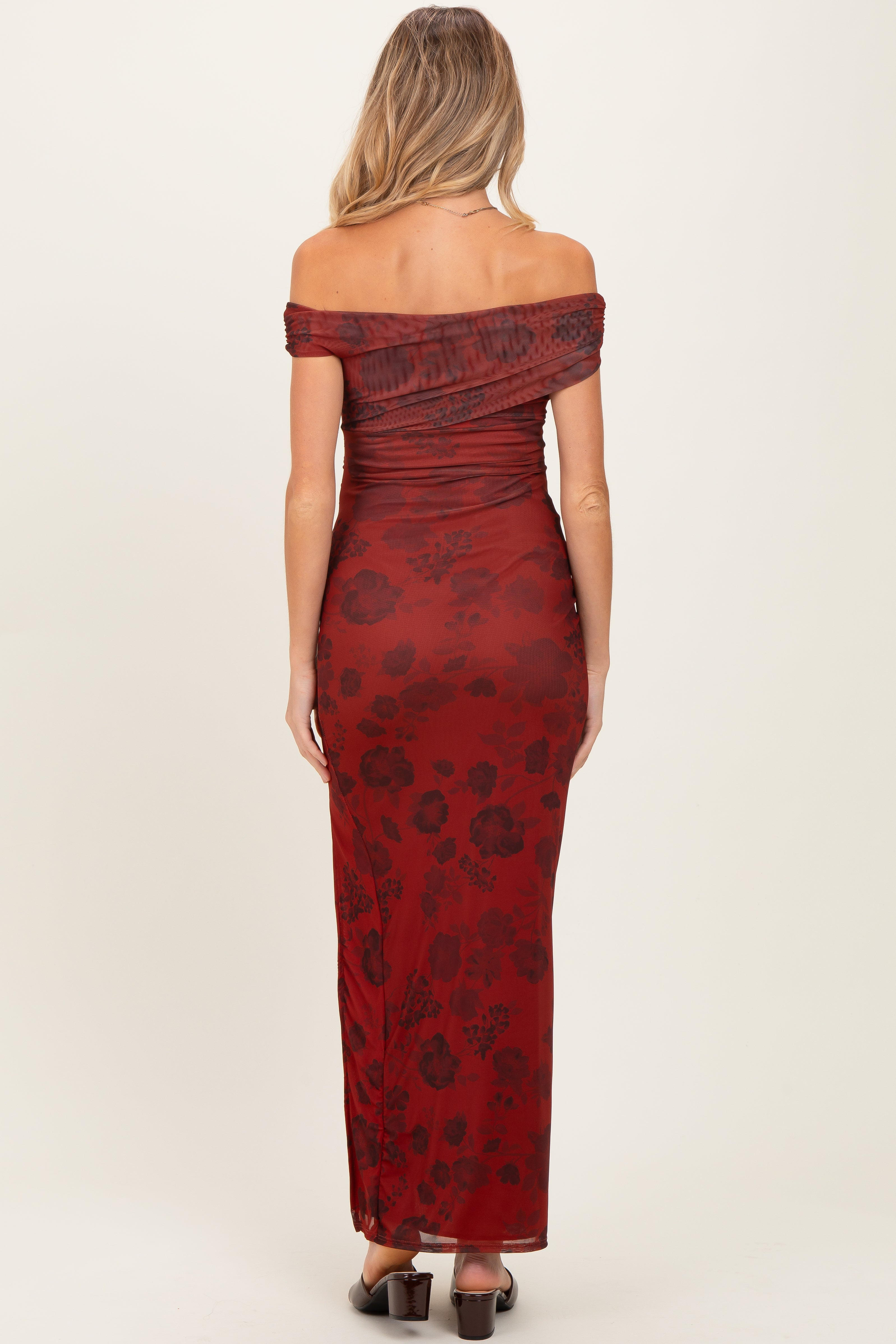 Bordeauxrotes florales Umstands-Maxikleid mit One-Shoulder-Ausschnitt
