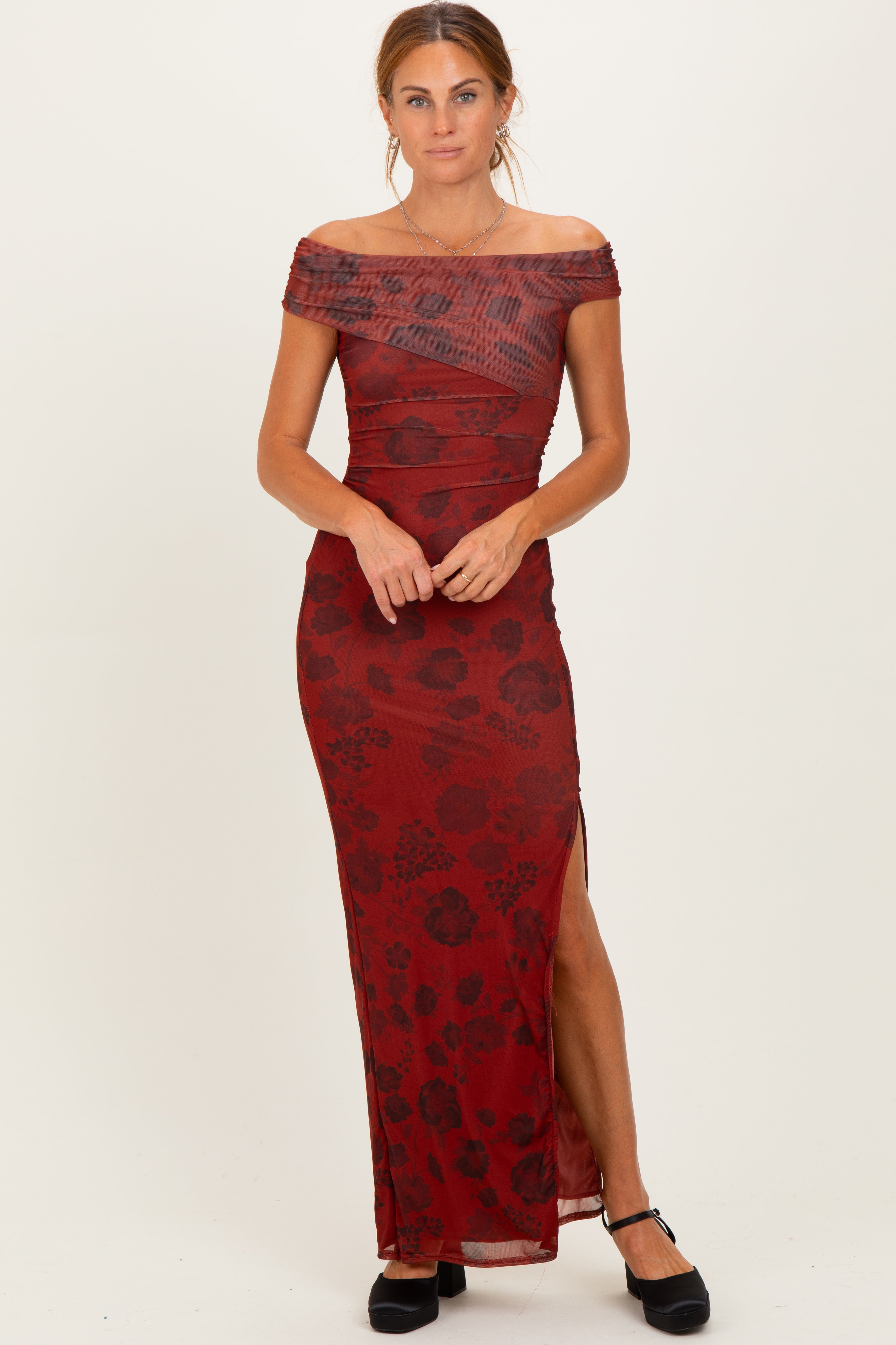 Bordeauxrotes florales Umstands-Maxikleid mit One-Shoulder-Ausschnitt