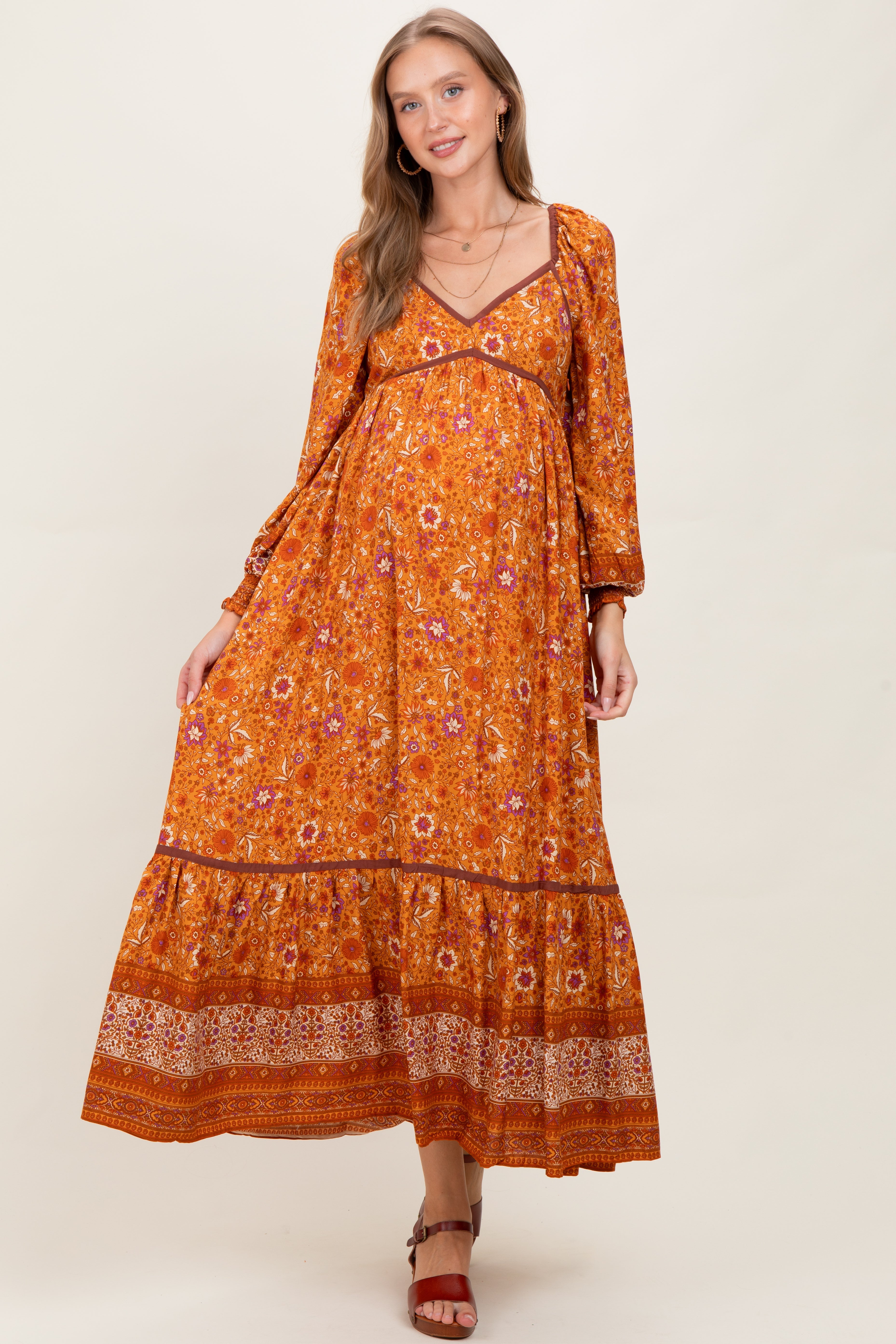 Orangefarbenes Umstands-Maxikleid mit Blumen-Bordürendruck und langen Ärmeln