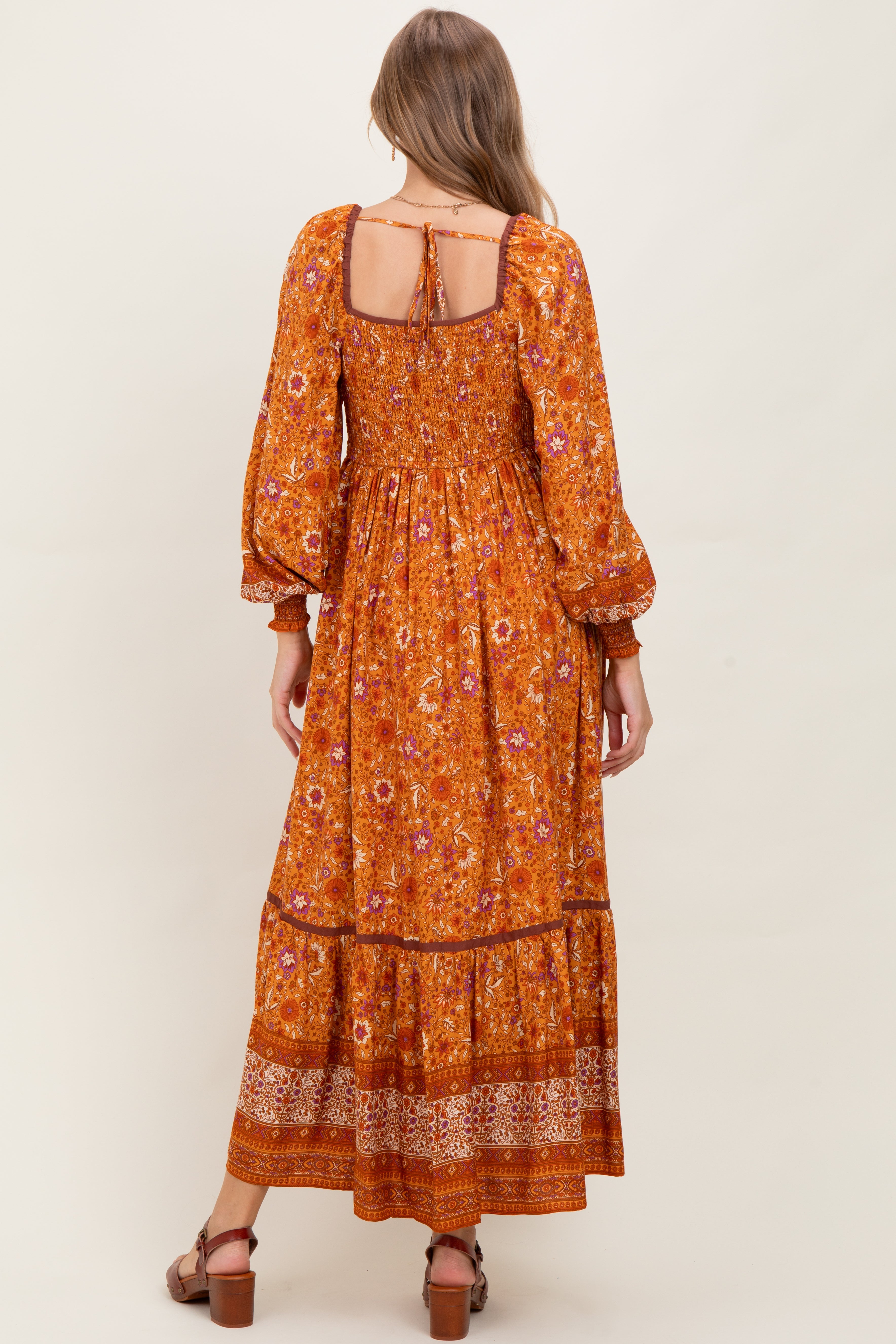 Orangefarbenes Umstands-Maxikleid mit Blumen-Bordürendruck und langen Ärmeln