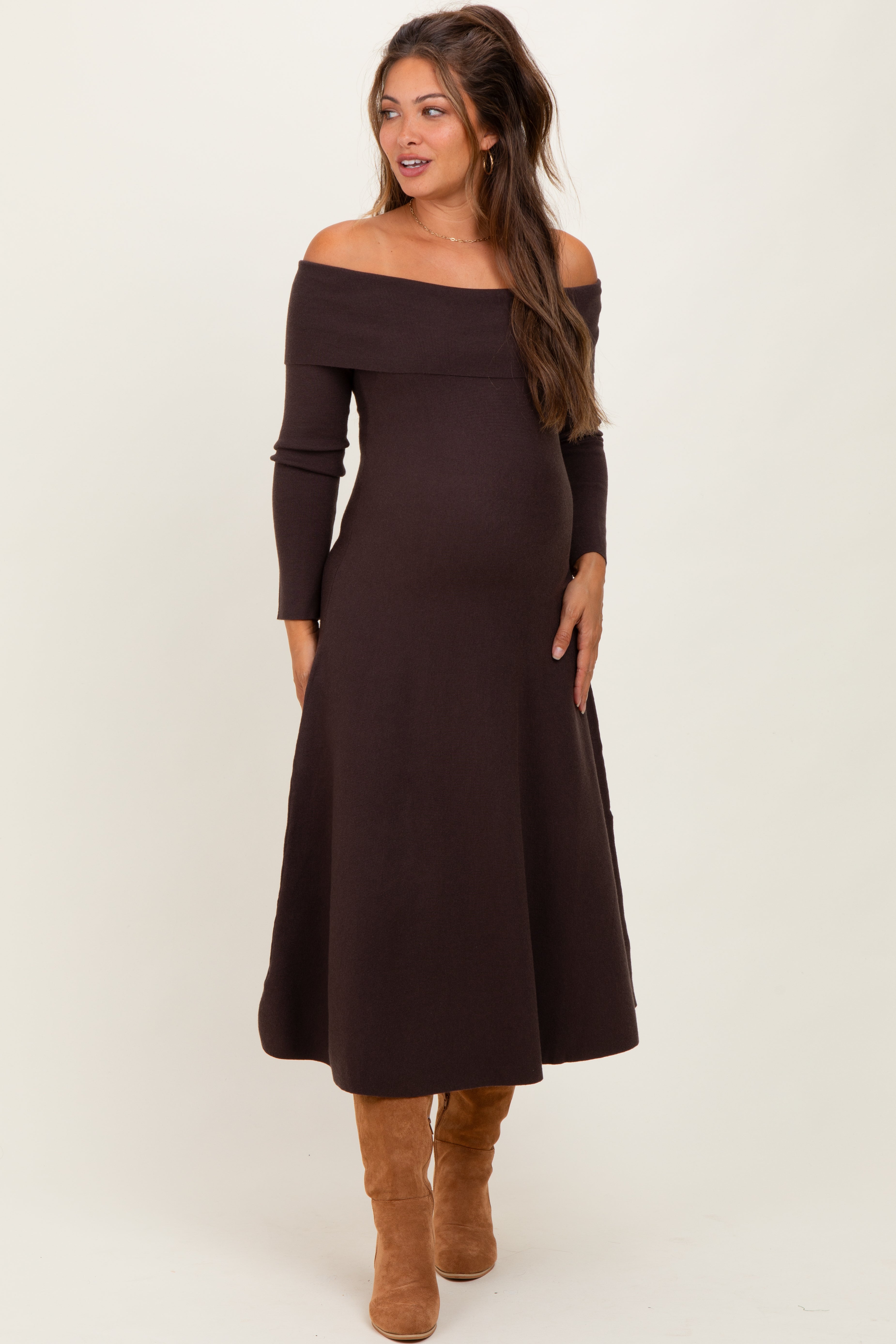 Braunes Umstands-Strickkleid in Midilänge mit Off-Shoulder-Ausschnitt