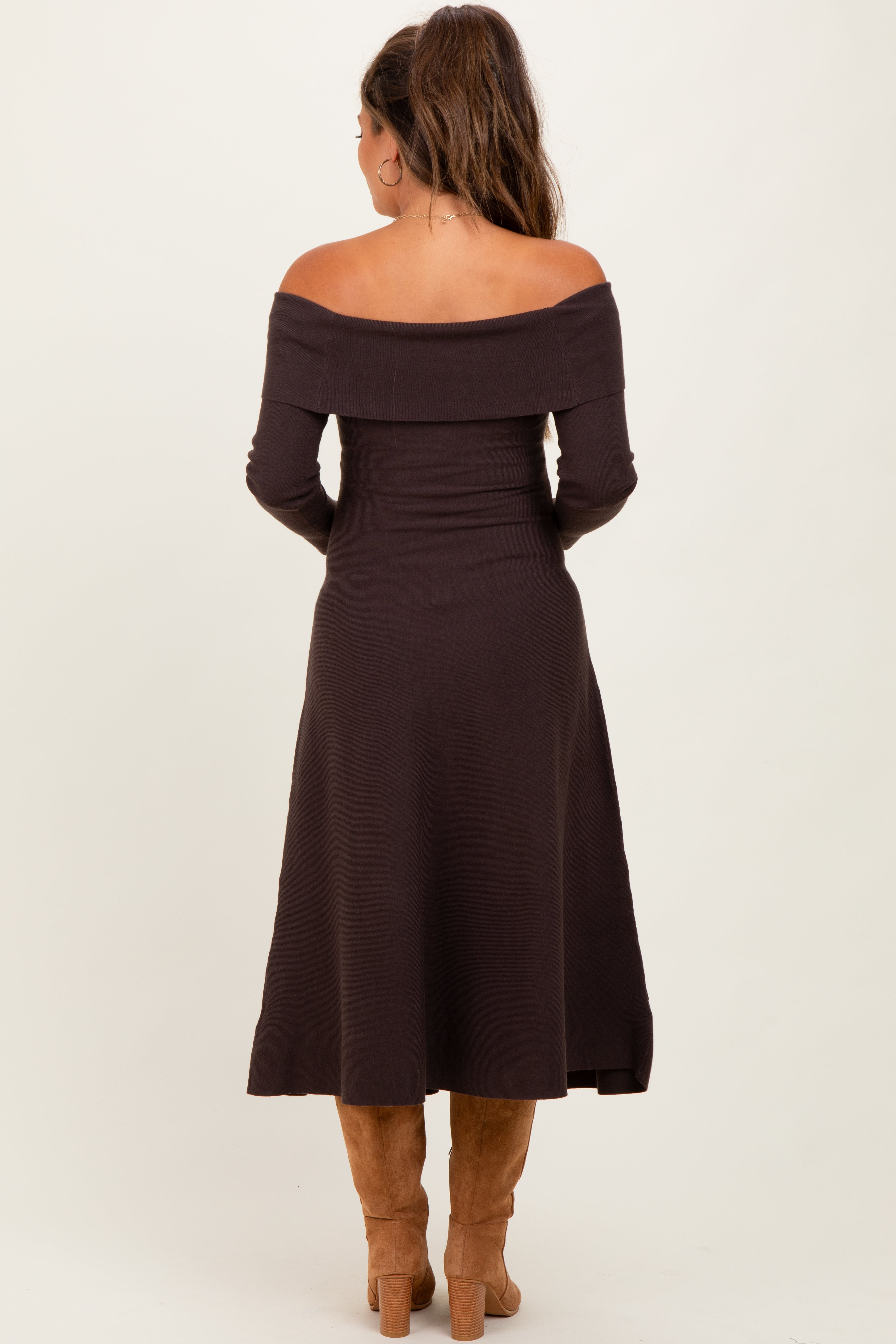 Braunes Umstands-Strickkleid in Midilänge mit Off-Shoulder-Ausschnitt
