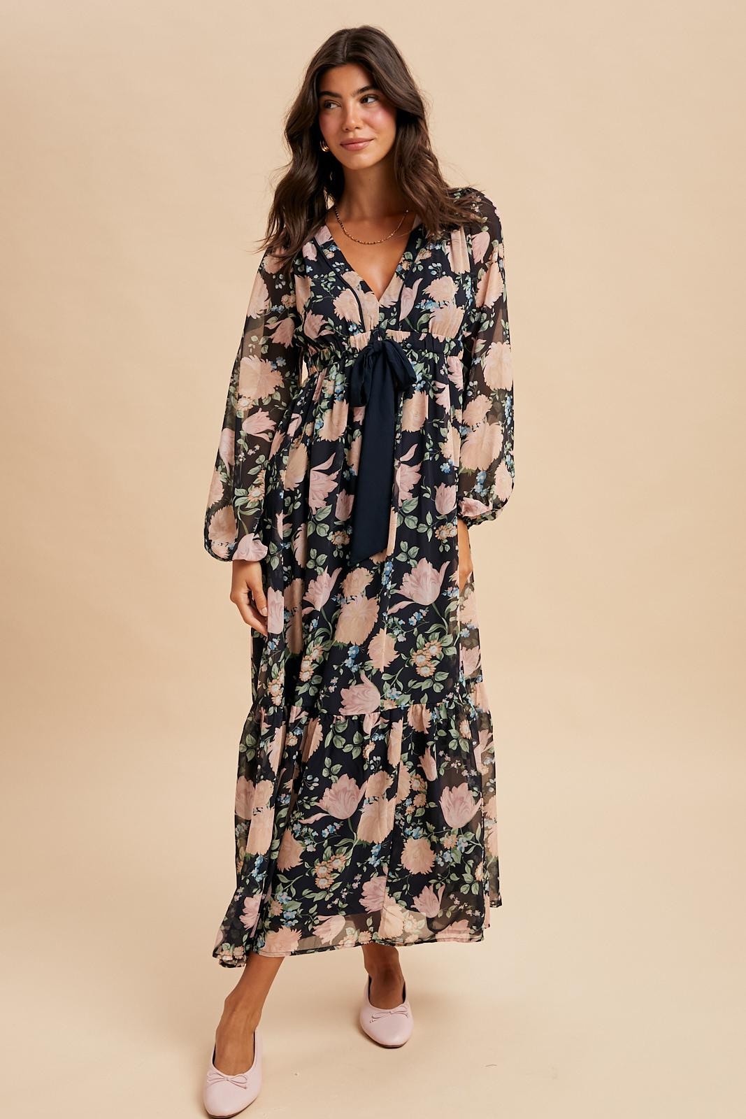 Marineblaues Umstands-Maxikleid aus Chiffon mit Blumenmuster und Schleifenbindung