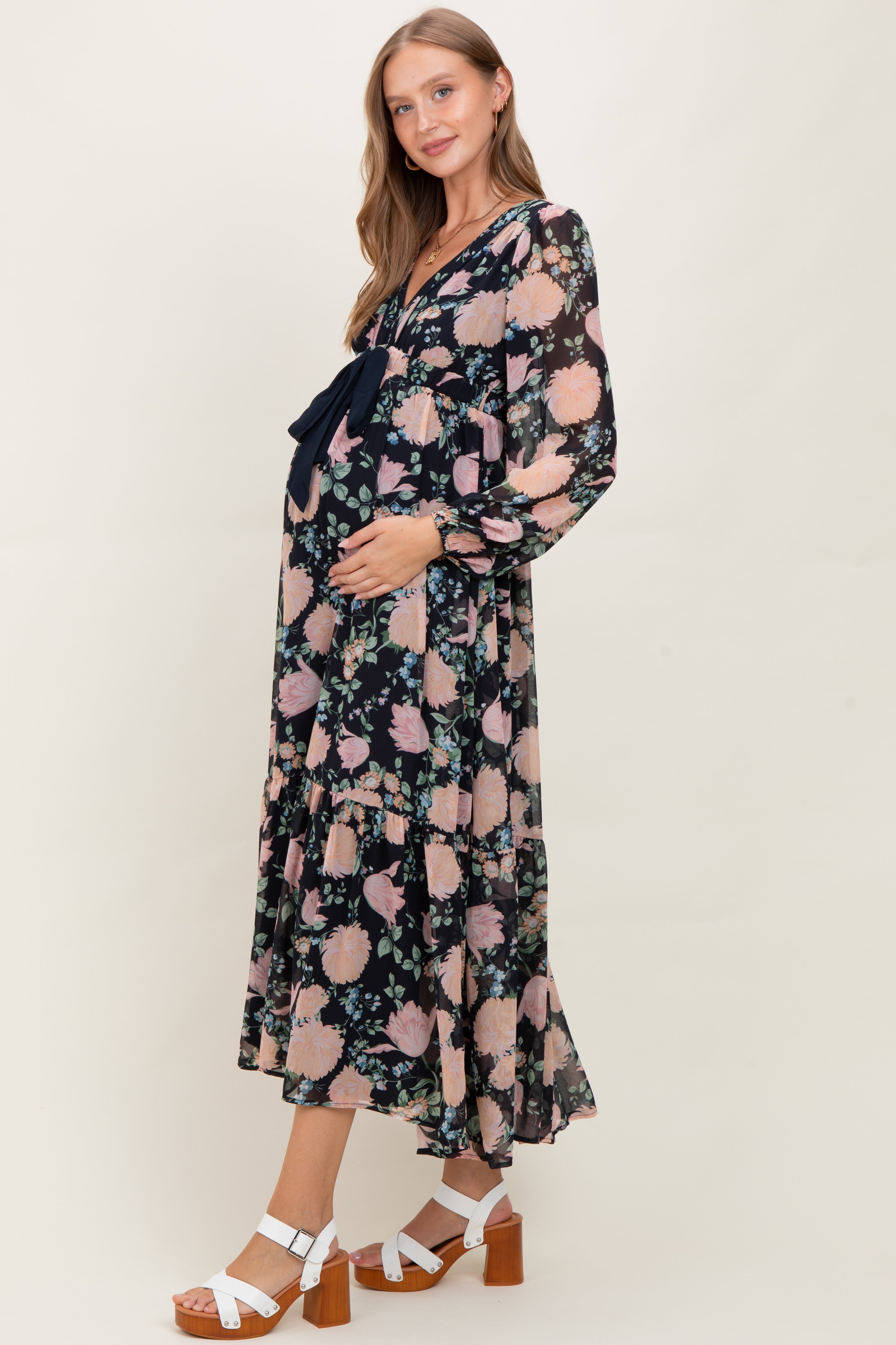 Marineblaues Umstands-Maxikleid aus Chiffon mit Blumenmuster und Schleifenbindung