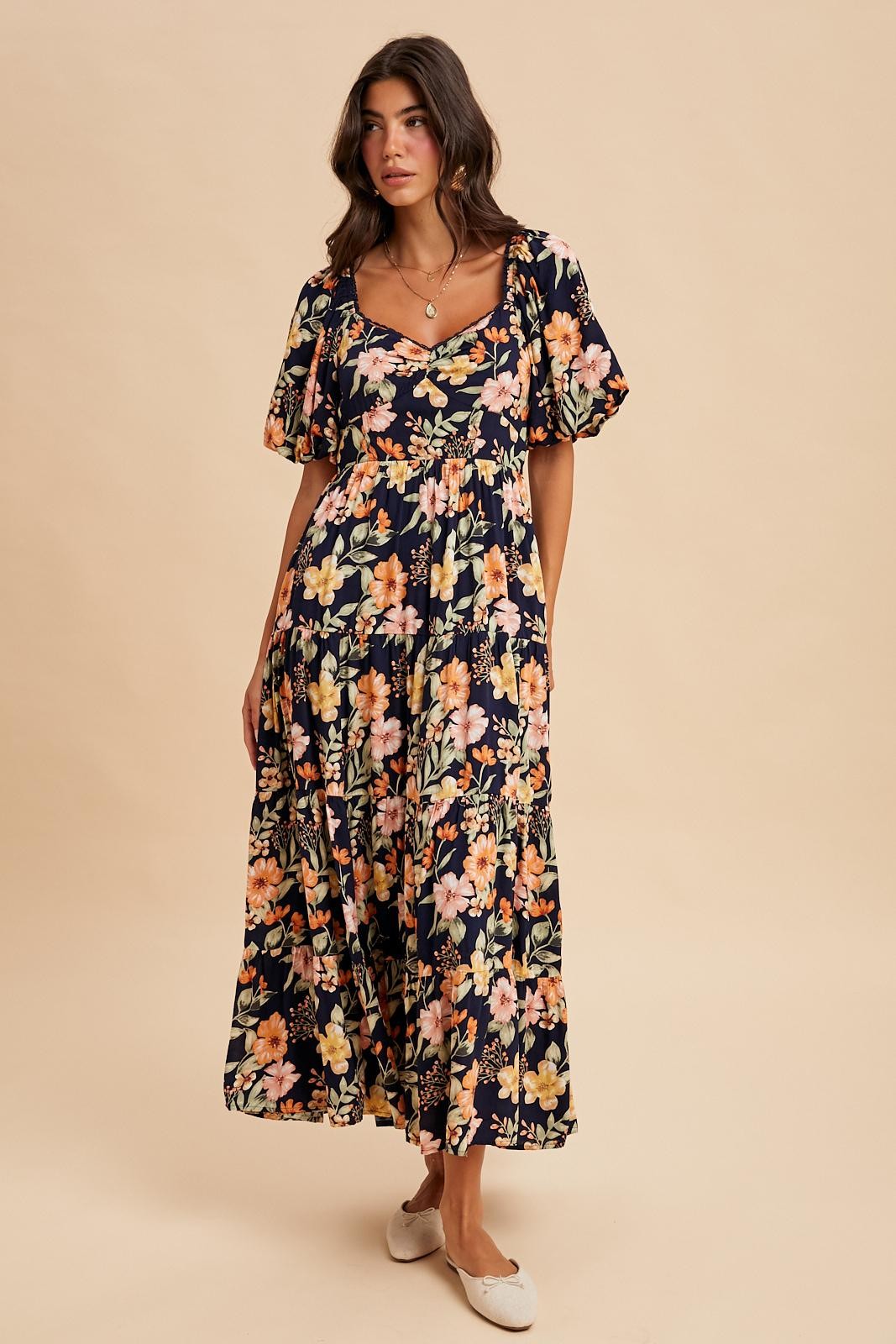 Marineblaues Umstands-Maxikleid mit Blumenmuster, Stufenrock und Puffärmeln