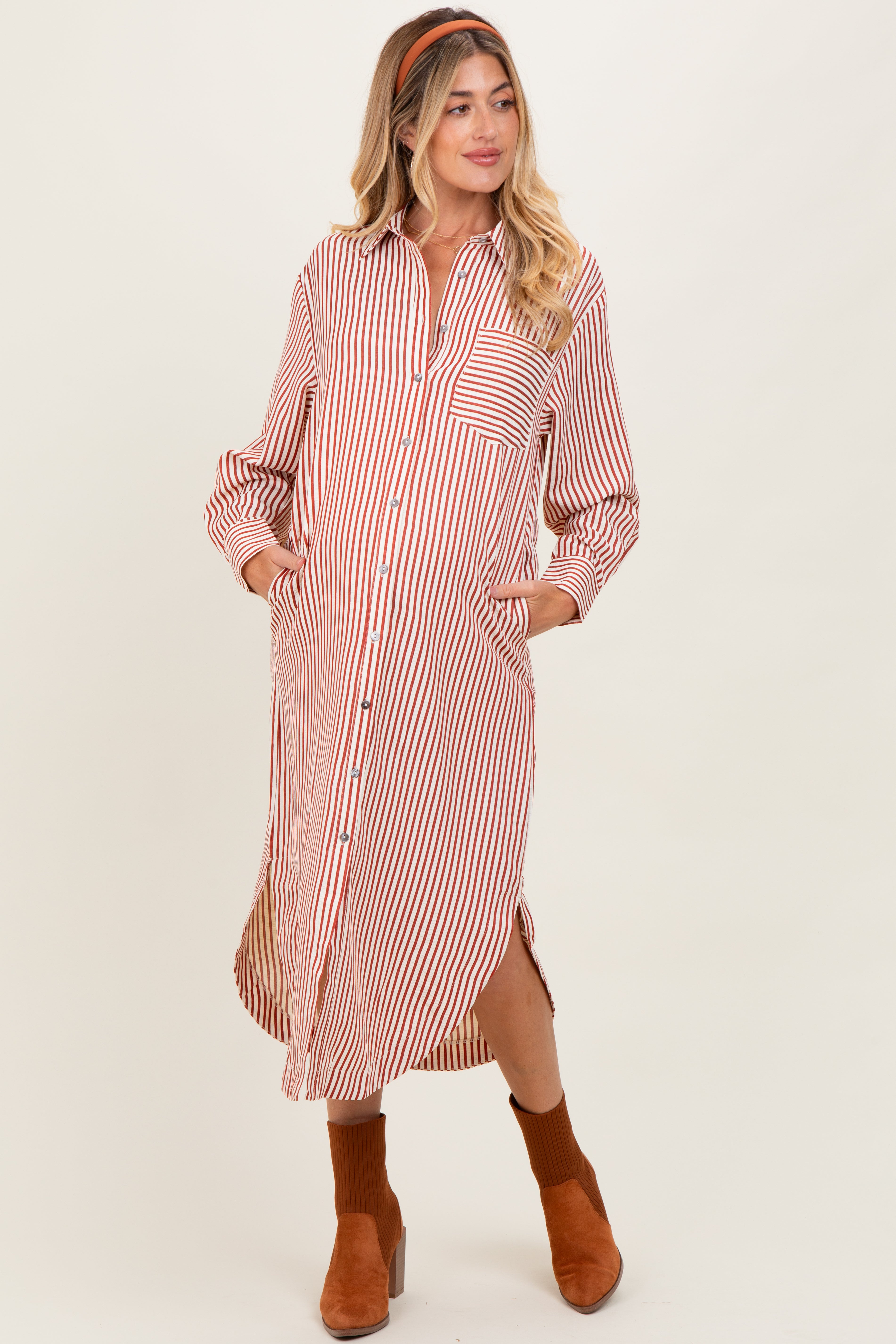 Rostfarbenes Umstands-Hemdblusenkleid mit strukturierten Streifen