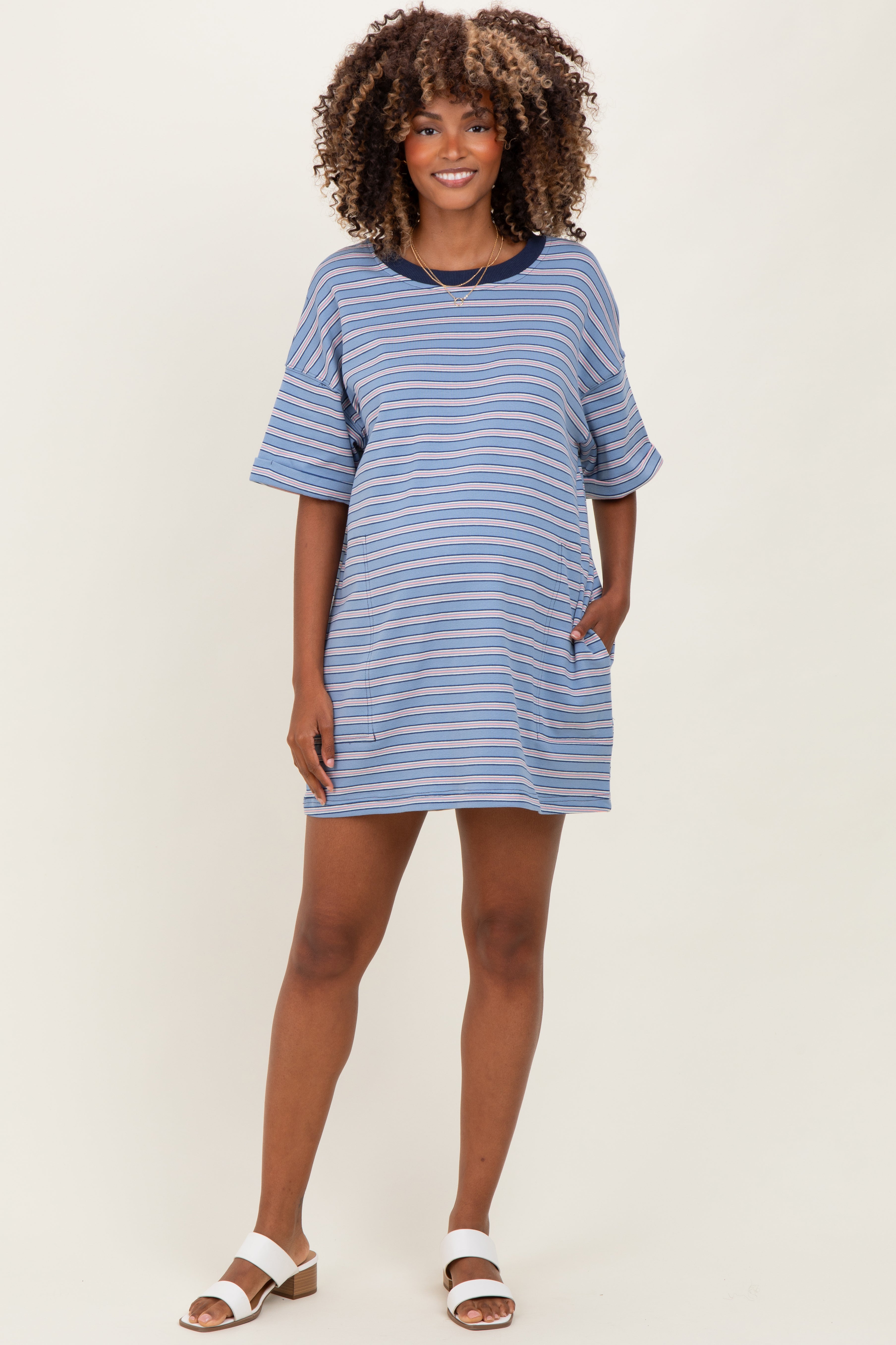 Blaues gestreiftes Umstands-T-Shirt-Kleid aus Strick mit kurzen Ärmeln